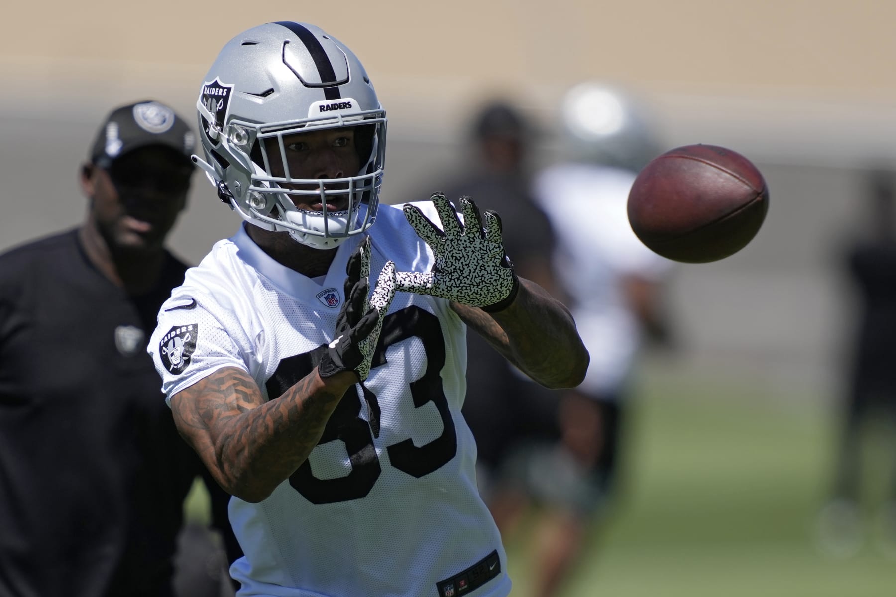Las Vegas Raiders tight end Darren Waller catches a pass during practice at the NFL football team's practice facility Thursday, June 2, 2022, in Henderson, Nev. (AP Photo/John Locher)