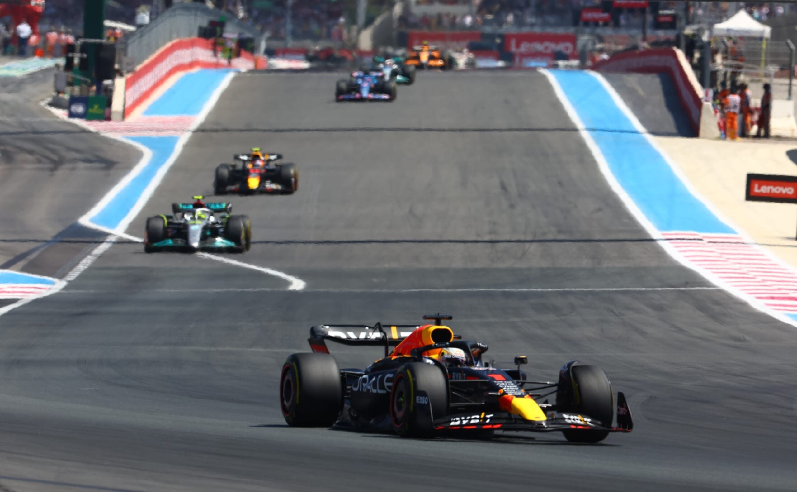 LE CASTELLET, FRANCE - JULY 24: Max Verstappen of the Netherlands driving the (1) Oracle Red Bull Racing RB18 leads Lewis Hamilton of Great Britain driving the (44) Mercedes AMG Petronas F1 Team W13 during the F1 Grand Prix of France at Circuit Paul Ricard on July 24, 2022 in Le Castellet, France. (Photo by Mark Thompson/Getty Images)