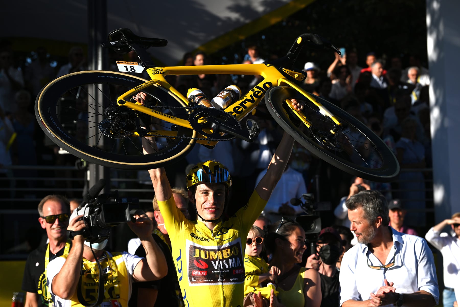 PARIS, FRANCE - JULY 24: Jonas Vingegaard Rasmussen of Denmark and Team Jumbo - Visma Yellow Leader Jersey celebrates with his daughter Frida and wife Trine Hansen as overall race winner after during the 109th Tour de France 2022, Stage 21 a 115,6km stage from Paris La Défense to Paris - Champs-Élysées / #TDF2022 / #WorldTour / on July 24, 2022 in Paris, France. (Photo by Dario Belingheri/Getty Images)