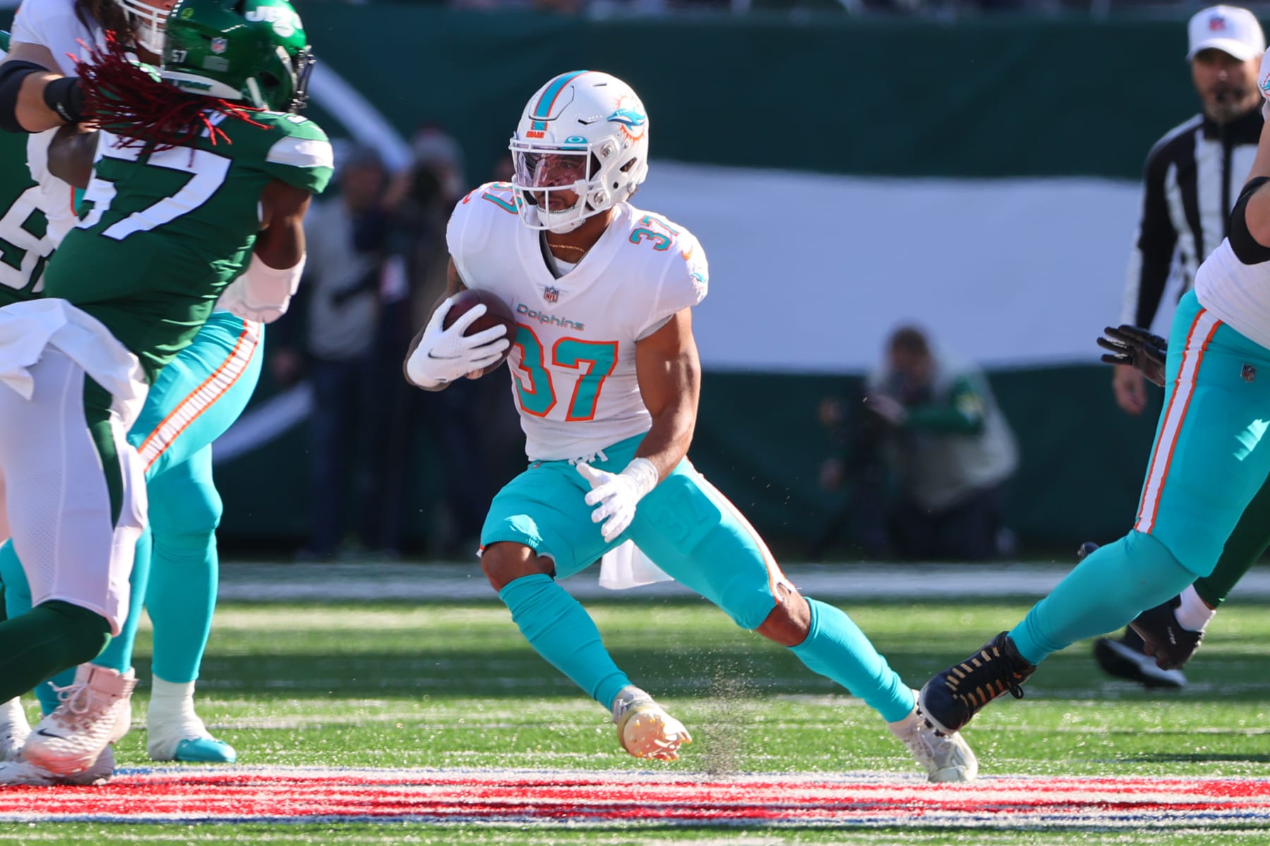 EAST RUTHERFORD, NJ - NOVEMBER 21:  Miami Dolphins running back Myles Gaskin (37) runs  during the first quarter of the National Football League game between the New York Jets and the Miami Dolphins on November 21, 2021 at MetLife Stdium in East Rutherford, NJ.  (Photo by Rich Graessle/Icon Sportswire via Getty Images)