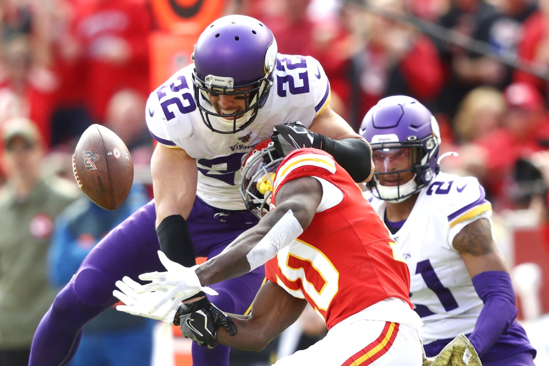 KANSAS CITY, MISSOURI - NOVEMBER 03: Harrison Smith #22 of the Minnesota Vikings breaks up a pass intended for Tyreek Hill #10 of the Kansas City Chiefs during the first half at Arrowhead Stadium on November 03, 2019 in Kansas City, Missouri. (Photo by Jamie Squire/Getty Images)