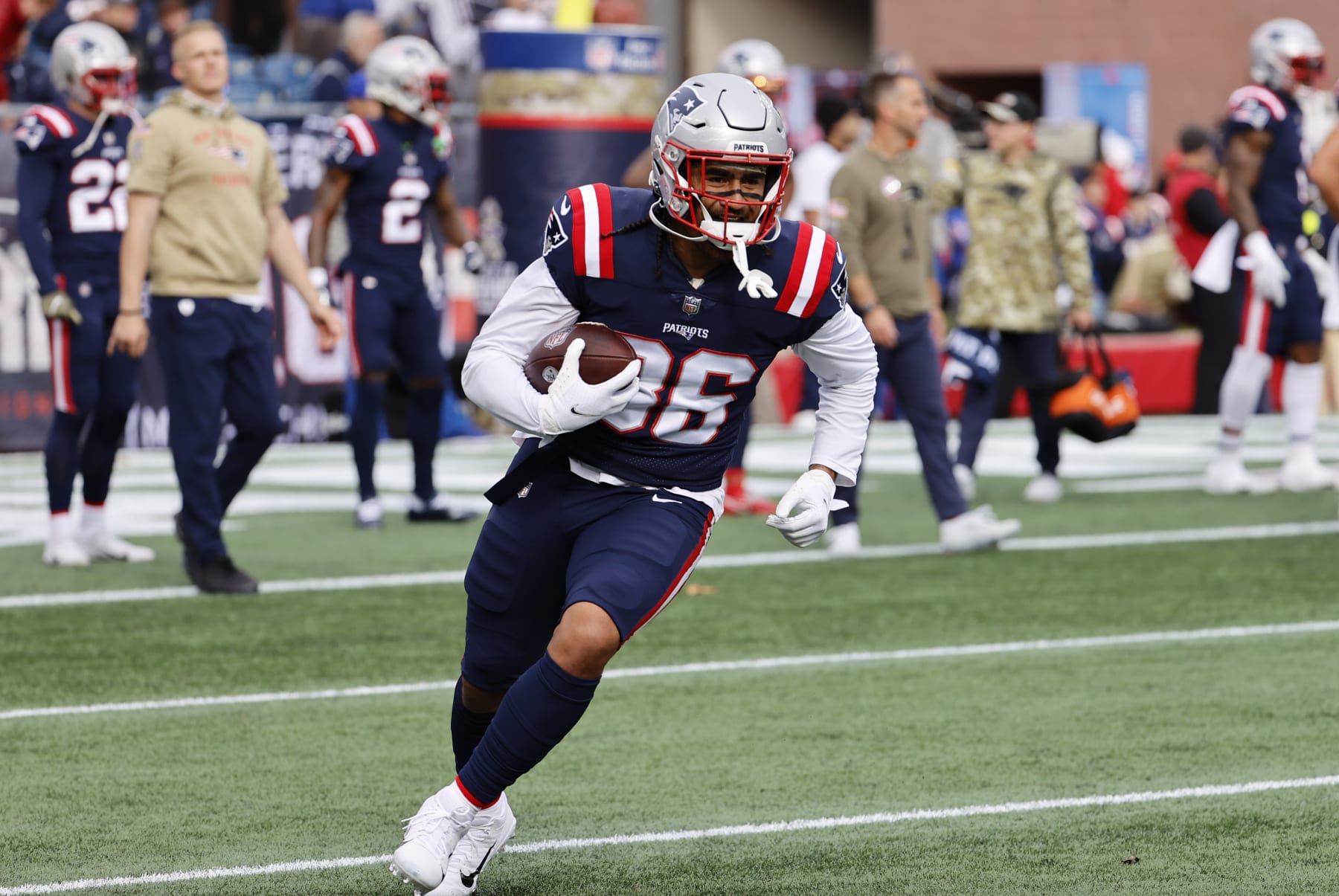 FOXBOROUGH, MA - NOVEMBER 14: New England Patriots tight end Devin Asiasi (86) carries the ball in warm up before a game between the New England Patriots and the Cleveland Browns on November 14, 2021, at Gillette Stadium in Foxborough, Massachusetts. (Photo by Fred Kfoury III/Icon Sportswire via Getty Images)