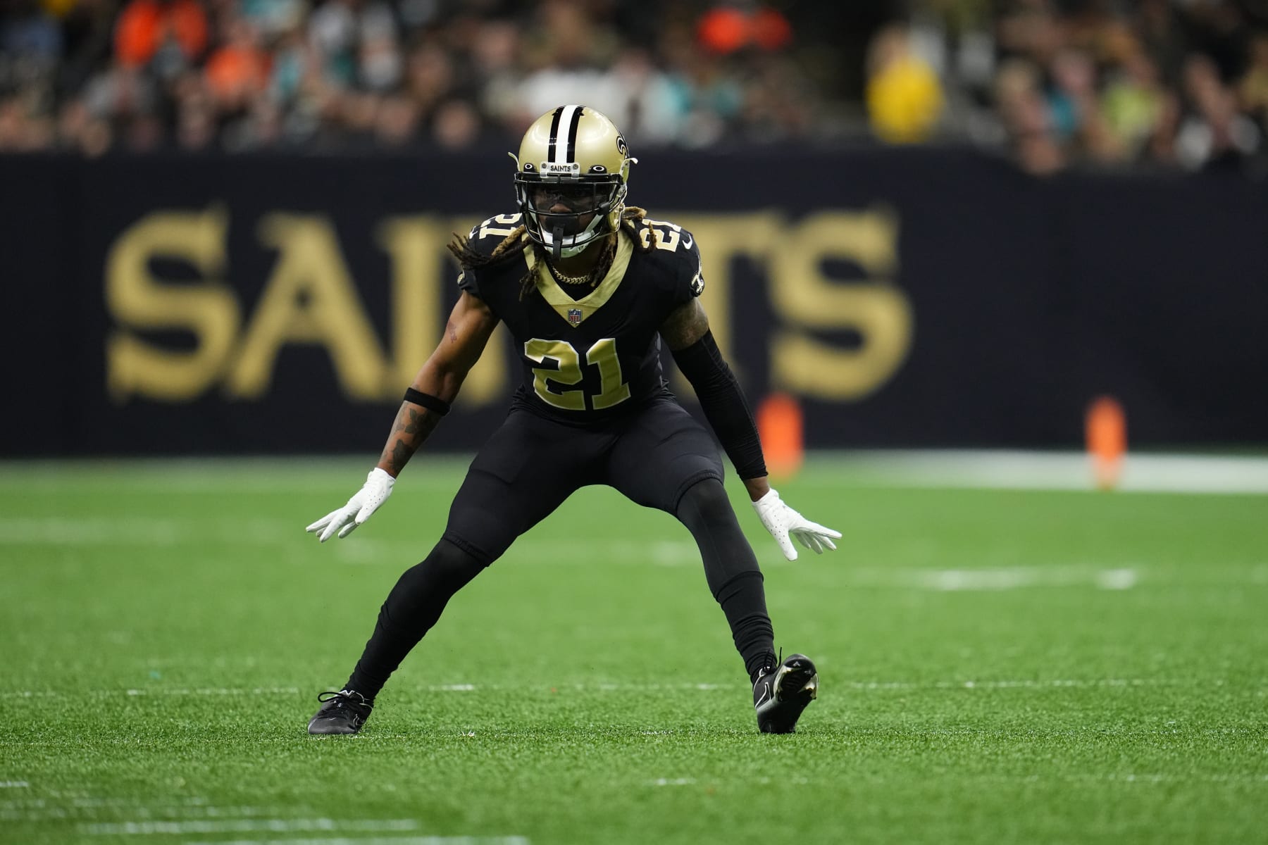 NEW ORLEANS, LOUISIANA - DECEMBER 27: Bradley Roby #21 of the New Orleans Saints defends during an NFL game against theMiami Dolphins at Caesars Superdome on December 27, 2021 in New Orleans, Louisiana. (Photo by Cooper Neill/Getty Images)