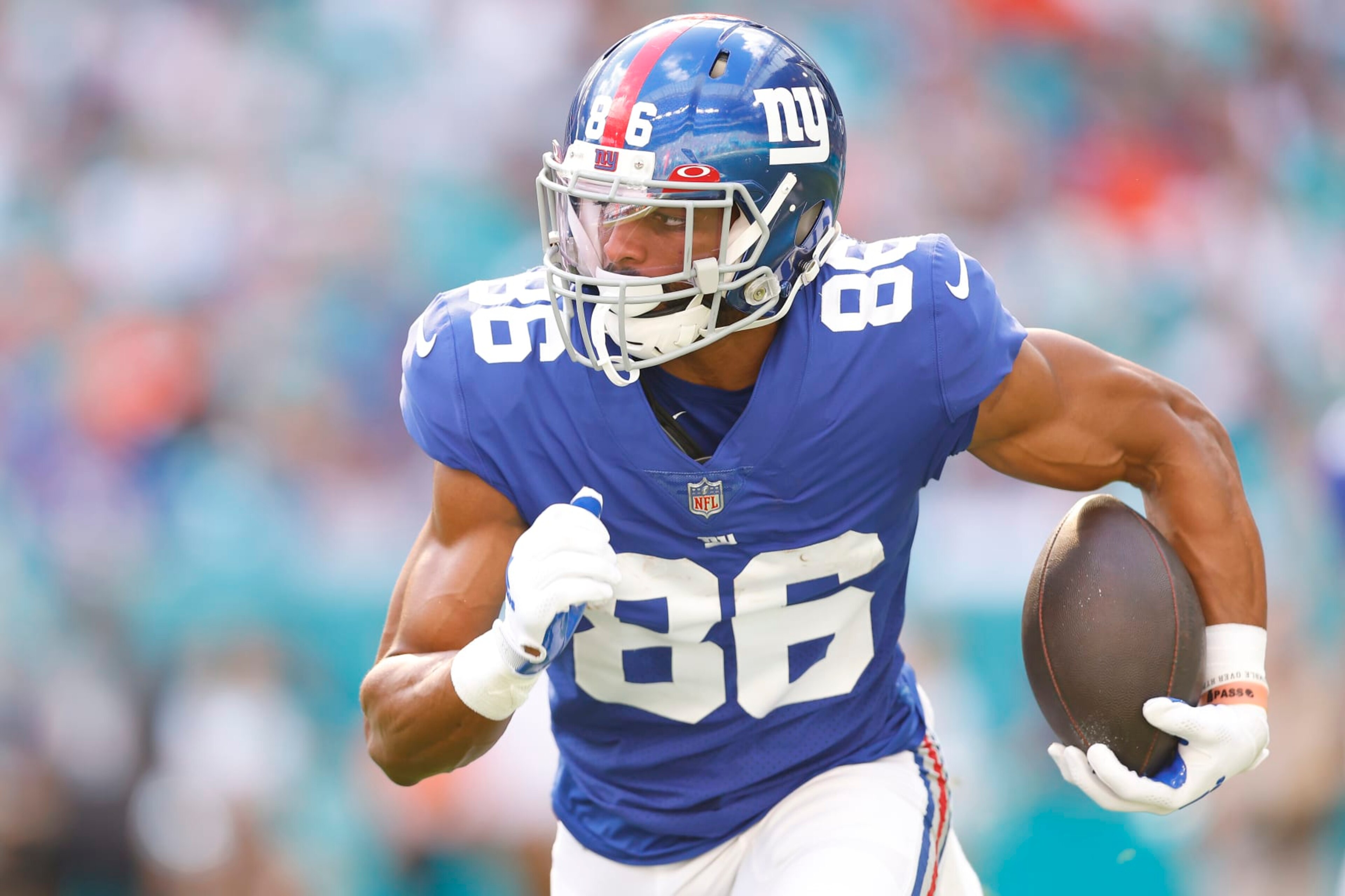 MIAMI GARDENS, FLORIDA - DECEMBER 05: Darius Slayton #86 of the New York Giants runs with the ball against the Miami Dolphins at Hard Rock Stadium on December 05, 2021 in Miami Gardens, Florida. (Photo by Michael Reaves/Getty Images)