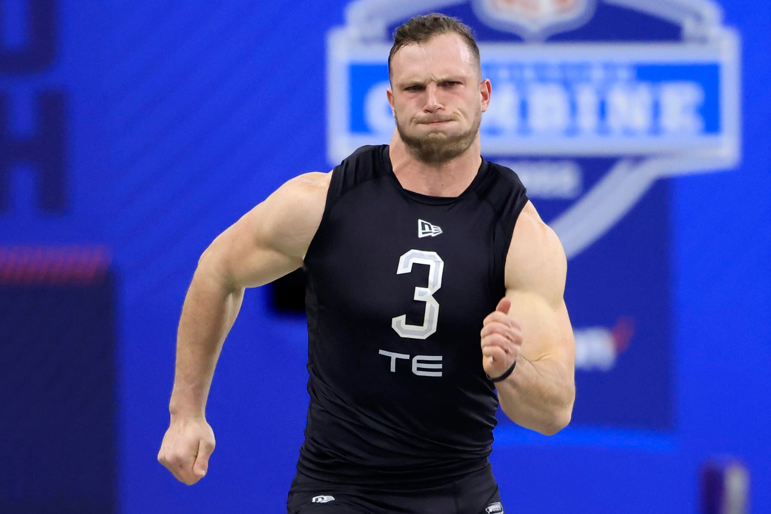 INDIANAPOLIS, INDIANA - MARCH 03: Daniel Bellinger #TE03 of San Diego State runs the 40 yard dash during the NFL Combine at Lucas Oil Stadium on March 03, 2022 in Indianapolis, Indiana. (Photo by Justin Casterline/Getty Images)