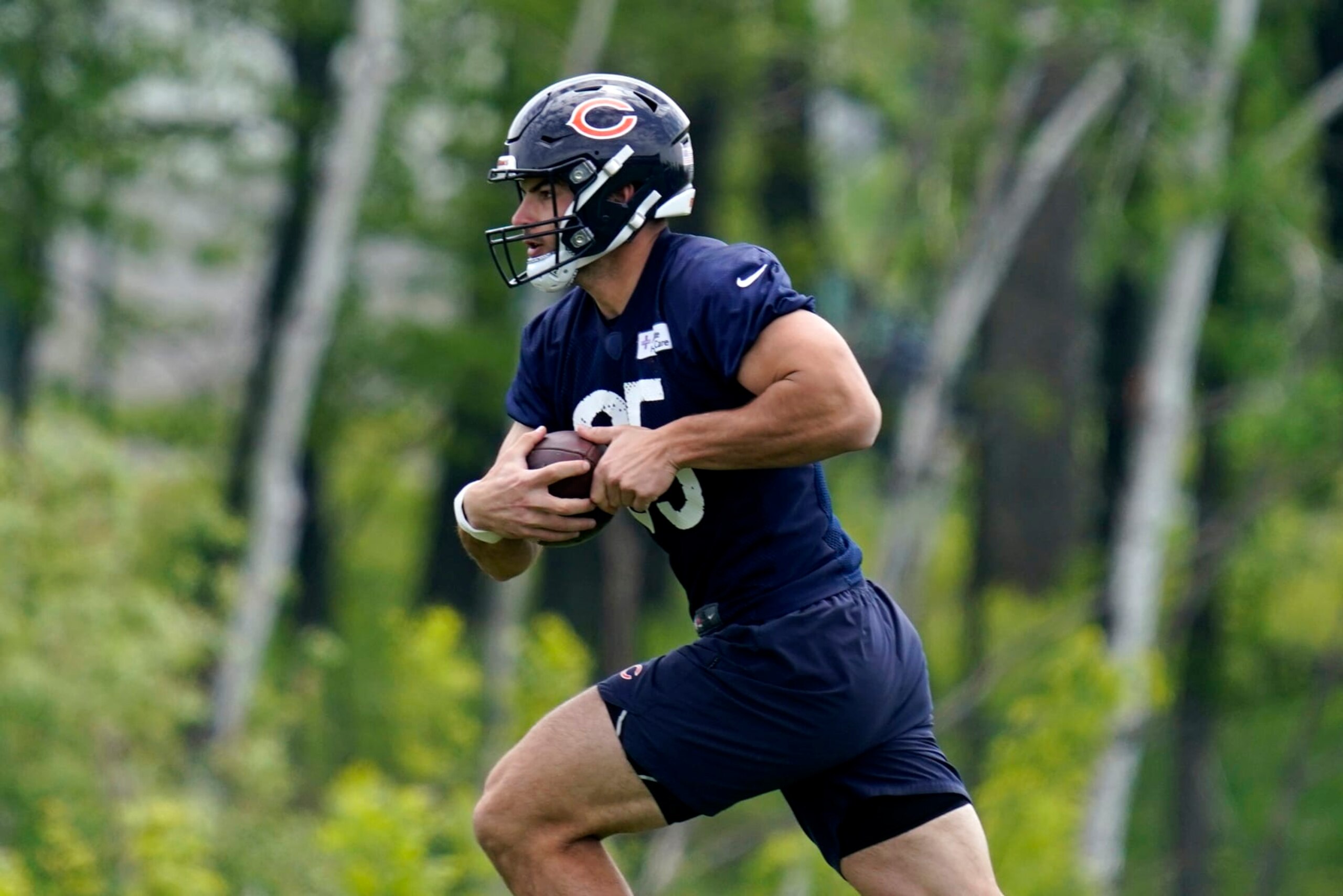 Chicago Bears tight end Cole Kmet runs with a ball at the NFL football team's practice facility in Lake Forest, Ill., Tuesday, May 24, 2022. (AP Photo/Nam Y. Huh)