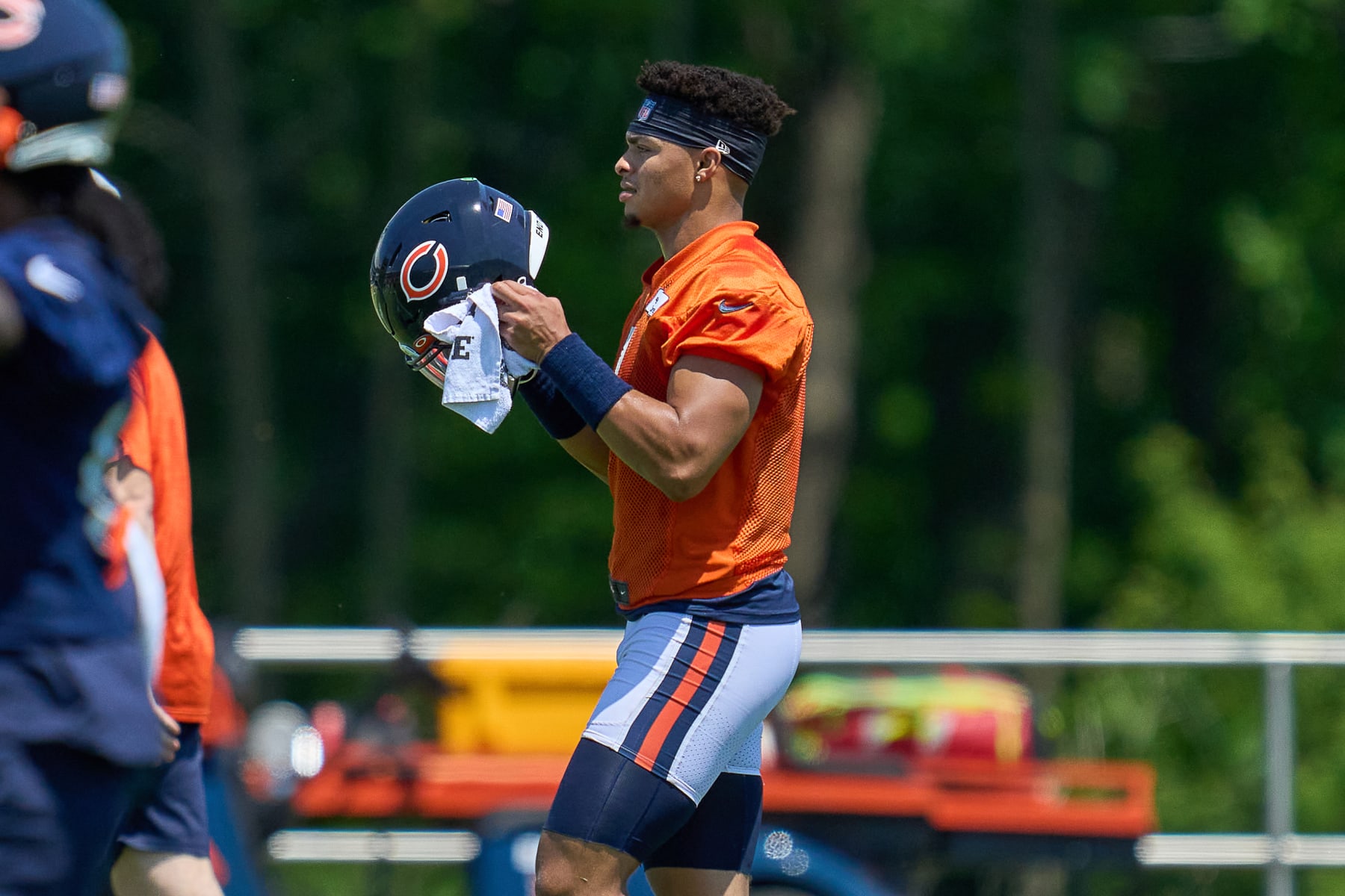 LAKE FOREST, IL - JUNE 14: Chicago Bears quarterback Justin Fields (1) warms up during the the Chicago Bears Minicamp on June 14, 2022 at Halas Hall in Lake Forest, IL. (Photo by Robin Alam/Icon Sportswire via Getty Images)