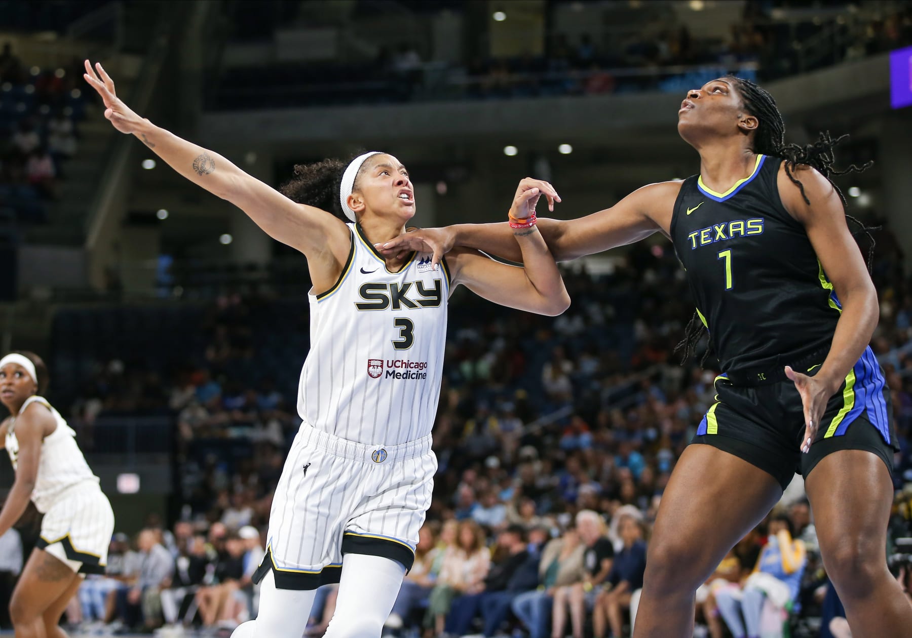 CHICAGO, IL - JULY 22: Dallas Wings center Teaira McCowan (7) and Chicago Sky forward Candace Parker (3) battle for position during a WNBA game between the Dallas Wings and the Chicago Sky on July 22, 2022, at Wintrust Arena in Chicago, IL. (Photo by Melissa Tamez/Icon Sportswire via Getty Images)