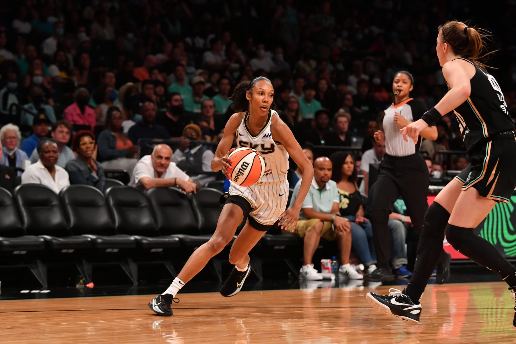 BROOKLYN, NY - JULY 23: Rebekah Gardner #35 of the Chicago Sky drives to the basket during the game against the New York Liberty on July 23, 2022 at the Barclays Center in Brooklyn, New York. NOTE TO USER: User expressly acknowledges and agrees that, by downloading and or using this photograph, user is consenting to the terms and conditions of the Getty Images License Agreement. Mandatory Copyright Notice: Copyright 2022 NBAE (Photo by Catalina Fragoso/NBAE via Getty Images)