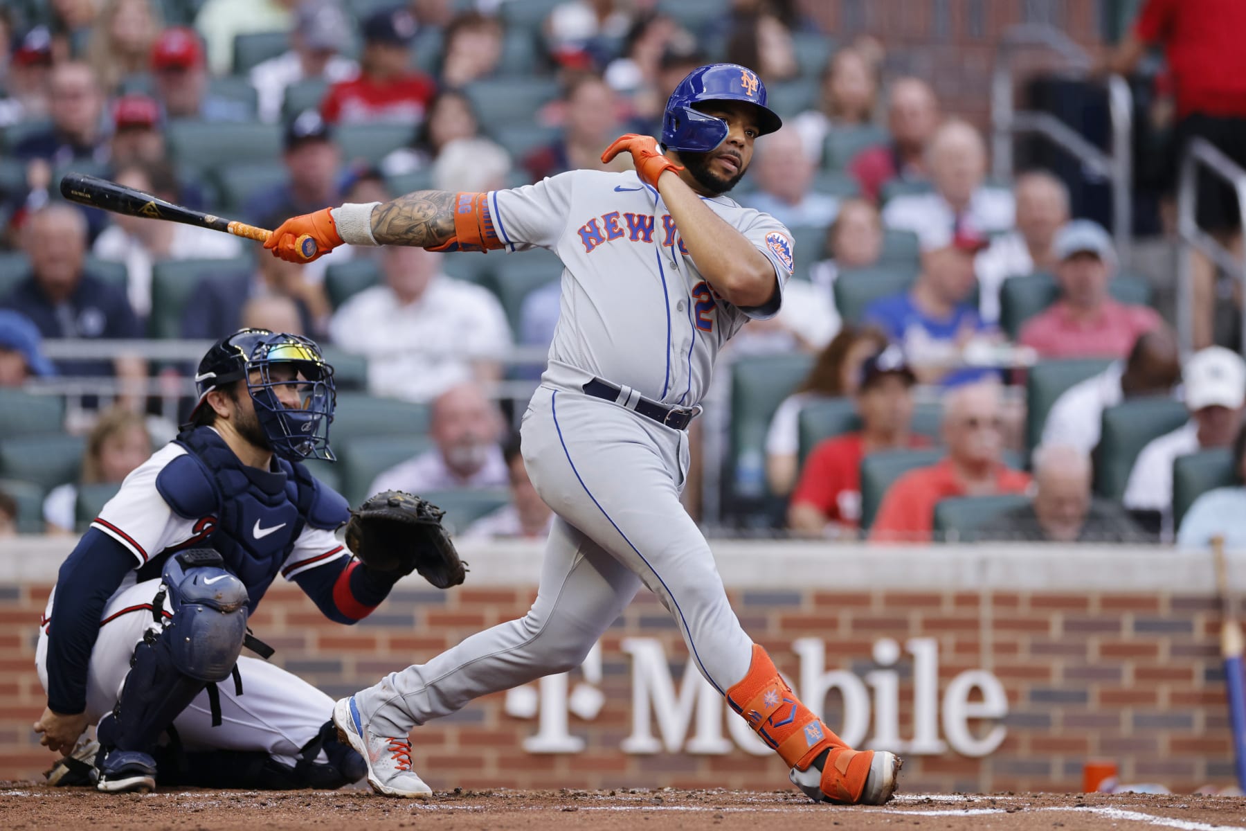 ATLANTA, GA - JULY 12: New York Mets first baseman Dominic Smith (2) bats during an MLB game against the Atlanta Braves on July 12, 2022 at Truist Park in Atlanta, Georgia. (Photo by Joe Robbins/Icon Sportswire via Getty Images)