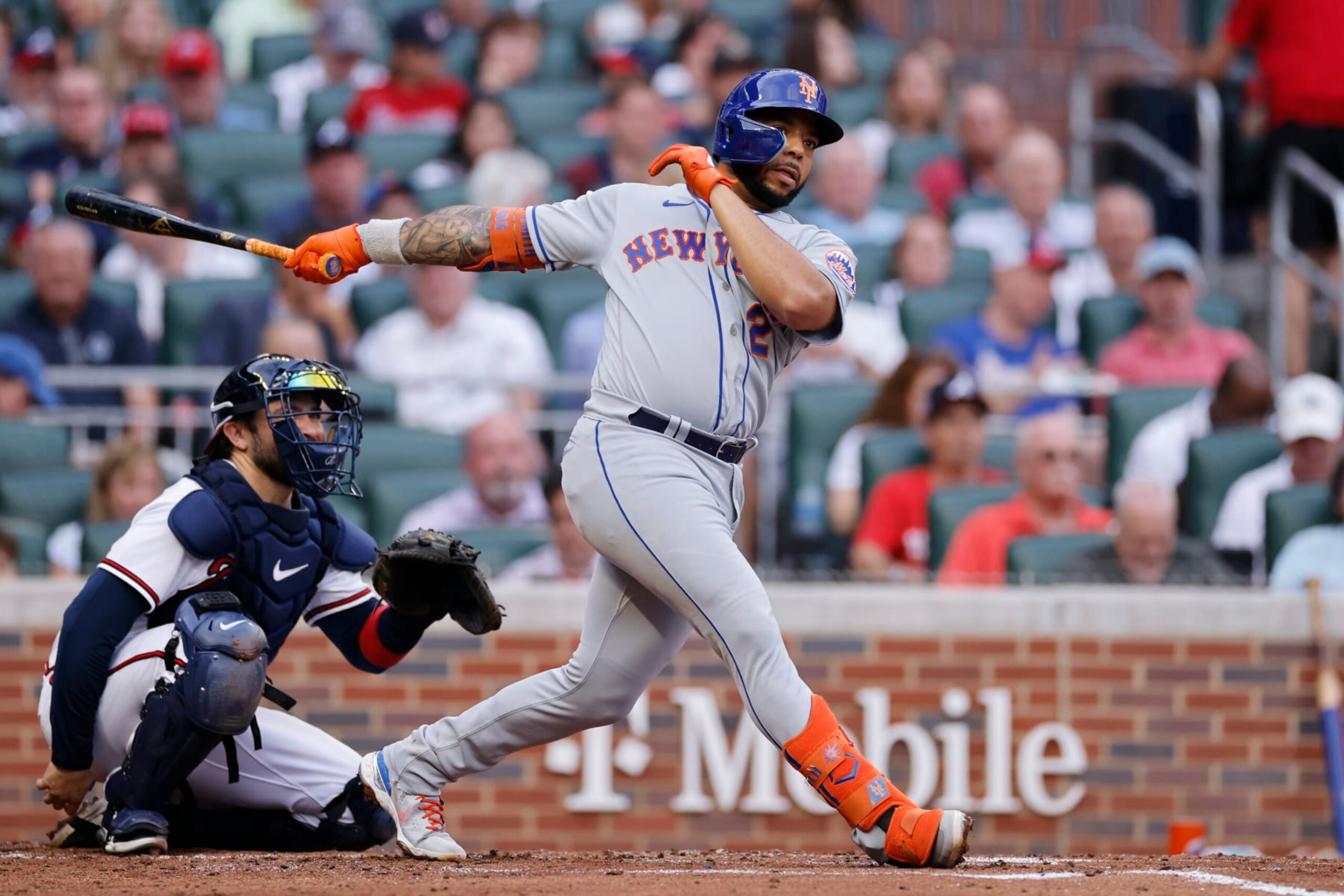 ATLANTA, GA - JULY 12: New York Mets first baseman Dominic Smith (2) bats during an MLB game against the Atlanta Braves on July 12, 2022 at Truist Park in Atlanta, Georgia. (Photo by Joe Robbins/Icon Sportswire via Getty Images)