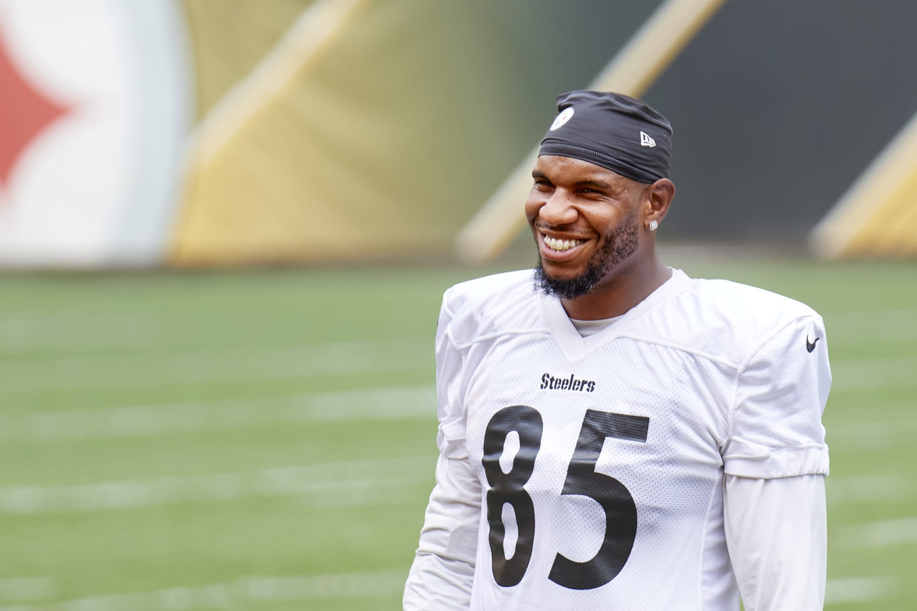 PITTSBURGH, PA - AUGUST 07:   Pittsburgh Steelers tight end Eric Ebron (85) smiles and looks on during Pittsburgh Steelers training camp on August 7, 2021 at Heinz Field In Pittsburgh, PA. (Photo by Shelley Lipton/Icon Sportswire via Getty Images)