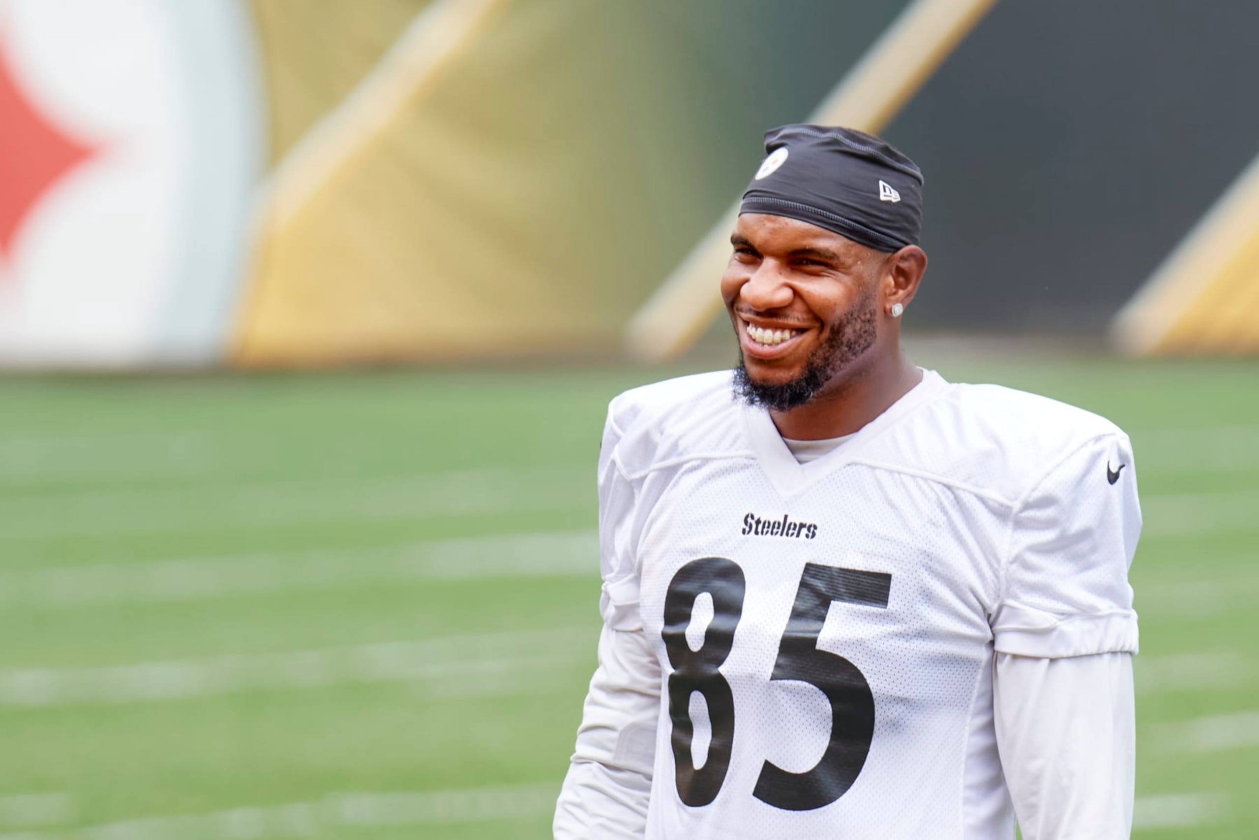 PITTSBURGH, PA - AUGUST 07: Pittsburgh Steelers tight end Eric Ebron (85) smiles and looks on during Pittsburgh Steelers training camp on August 7, 2021 at Heinz Field In Pittsburgh, PA. (Photo by Shelley Lipton/Icon Sportswire via Getty Images) PITTSBURGH, PA - AUGUST 07: Pittsburgh Steelers tight end Eric Ebron (85) smiles and looks on during Pittsburgh Steelers training camp on August 7, 2021 at Heinz Field In Pittsburgh, PA. (Photo by Shelley Lipton/Icon Sportswire via Getty Images)
