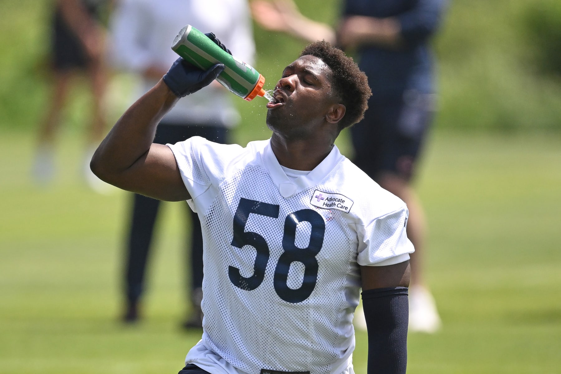 LAKE FOREST, IL - JUNE 15: Chicago Bears linebacker Roquan Smith (58) drinks out of a water bottle during the the Chicago Bears Minicamp on June 15, 2022 at Halas Hall in Lake Forest, IL. (Photo by Robin Alam/Icon Sportswire via Getty Images)