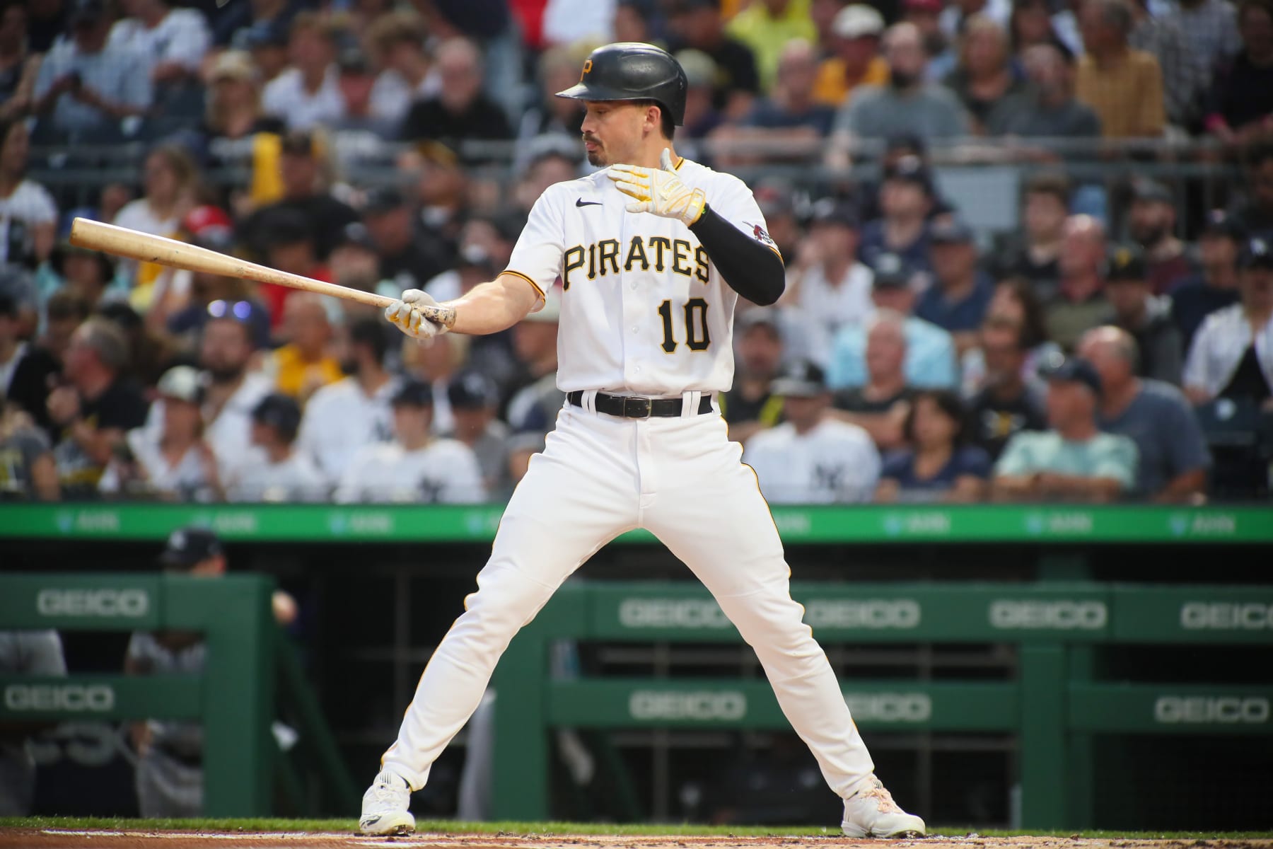 PITTSBURGH, PA - JULY 06: Bryan Reynolds #10 of the Pittsburgh Pirates prepares himself I the batters box during the first inning against the New York Yankees on July 6, 2022 at PNC Park in Pittsburgh, PA. (Photo by Michael Longo/Icon Sportswire via Getty Images)