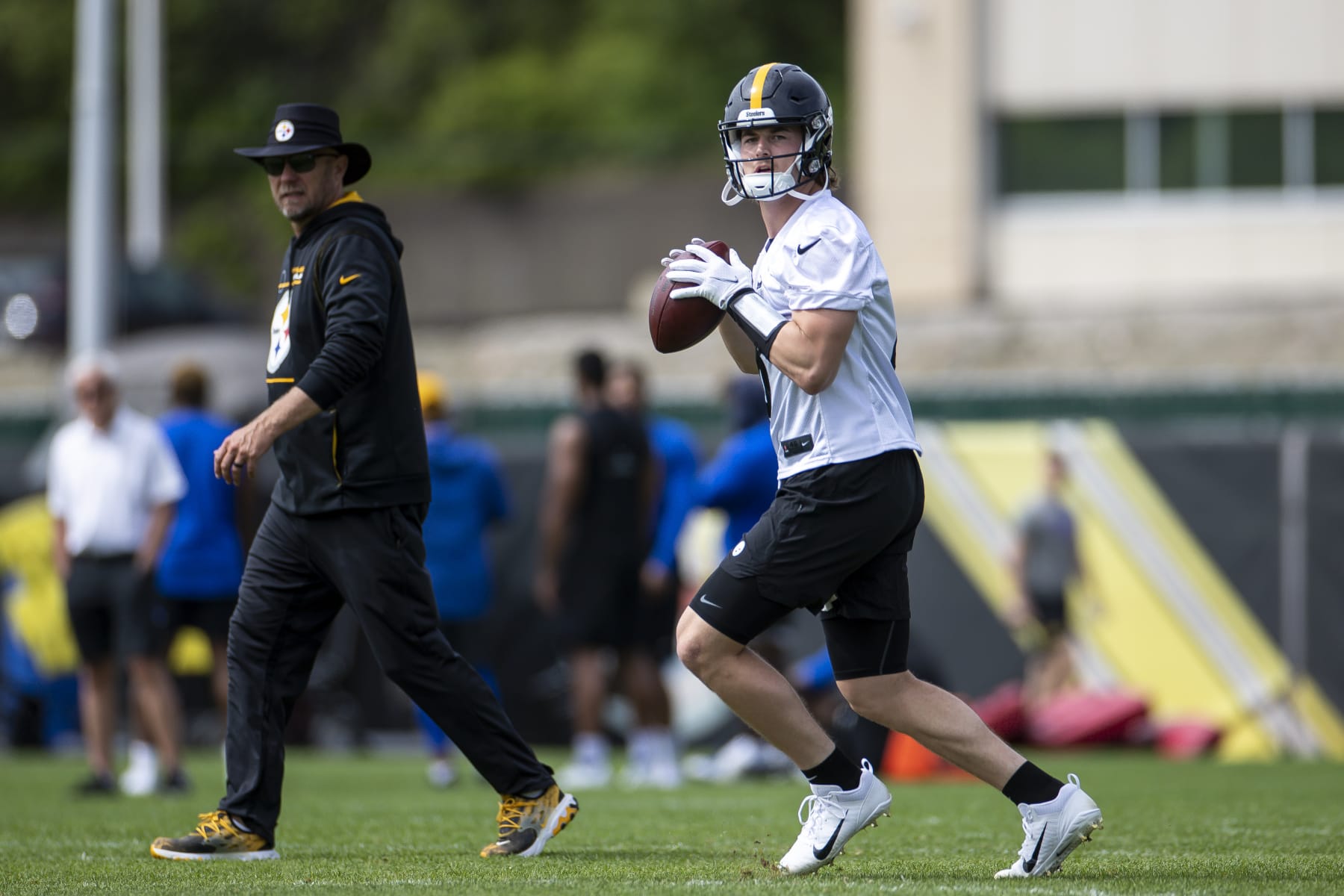 PITTSBURGH, PA - MAY 25: Pittsburgh Steelers quarterback Kenny Pickett (8) throws the ball during the team's OTA practice on May 25, 2022, at the Steelers Practice Facility in Pittsburgh, PA. (Photo by Brandon Sloter/Icon Sportswire via Getty Images)