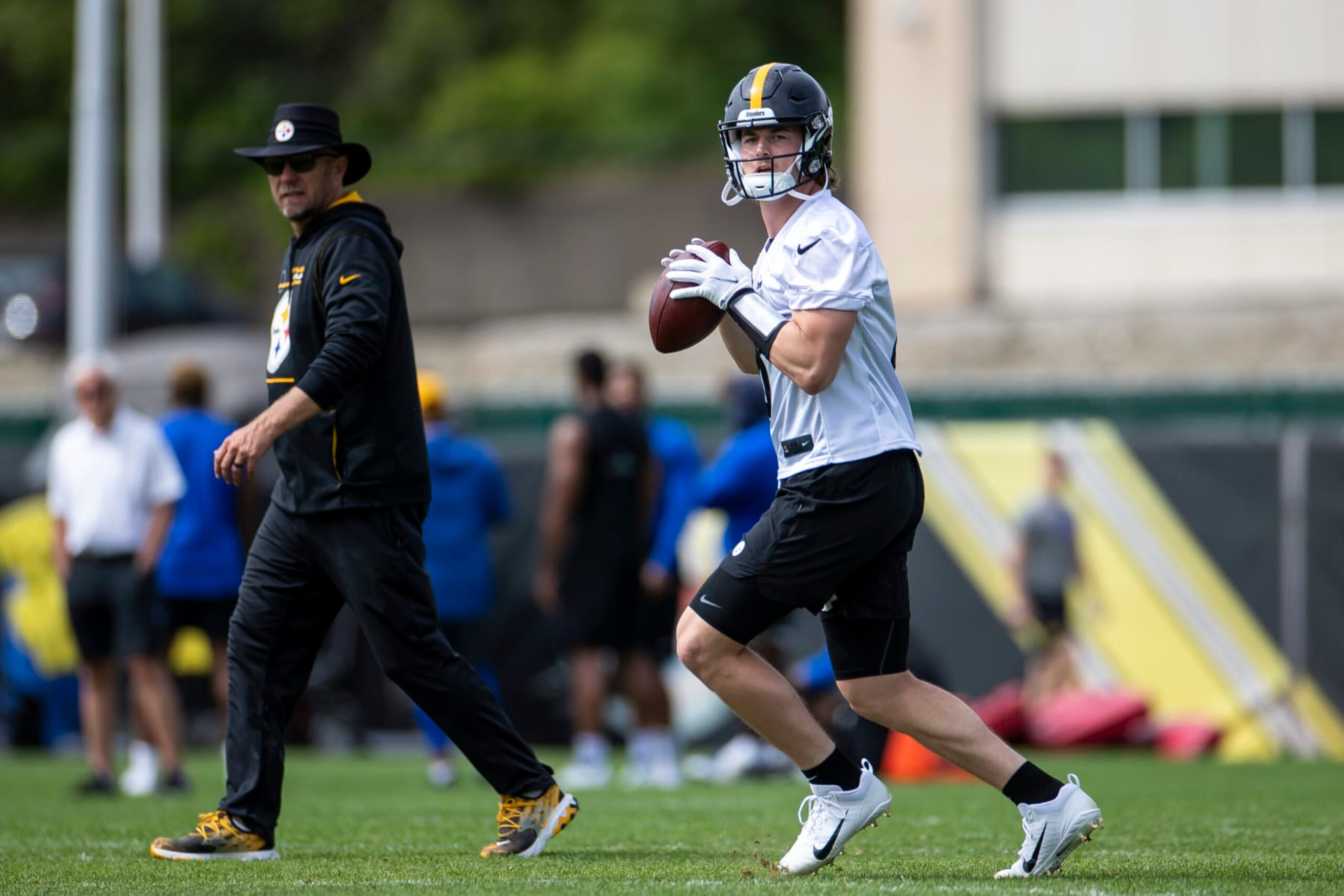 PITTSBURGH, PA - MAY 25: Pittsburgh Steelers quarterback Kenny Pickett (8) throws the ball during the team's OTA practice on May 25, 2022, at the Steelers Practice Facility in Pittsburgh, PA. (Photo by Brandon Sloter/Icon Sportswire via Getty Images)