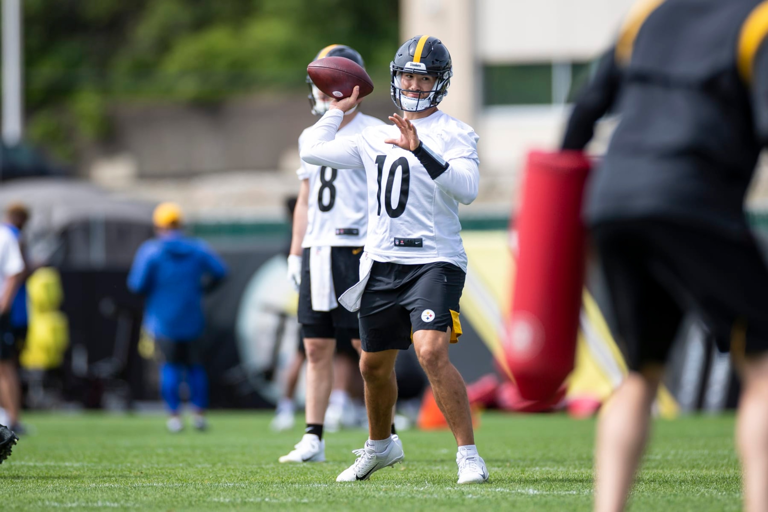 PITTSBURGH, PA - MAY 25: Pittsburgh Steelers quarterback Mitchell Trubisky (10) throws the ball during the team's OTA practice on May 25, 2022, at the Steelers Practice Facility in Pittsburgh, PA. (Photo by Brandon Sloter/Icon Sportswire via Getty Images)