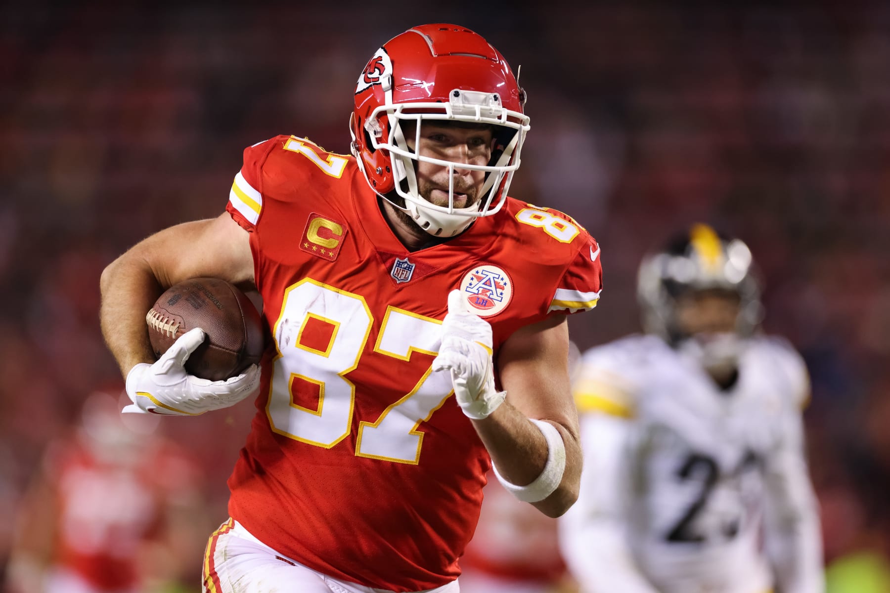 KANSAS CITY, MISSOURI - JANUARY 16: Travis Kelce #87 of the Kansas City Chiefs runs with the ball for a touchdown in the second quarter of the game against the Pittsburgh Steelers in the NFC Wild Card Playoff game at Arrowhead Stadium on January 16, 2022 in Kansas City, Missouri. (Photo by David Eulitt/Getty Images)