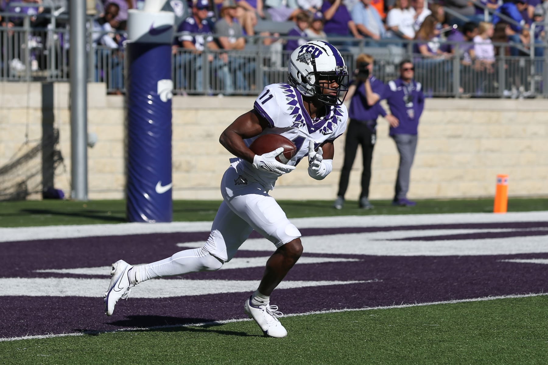 MANHATTAN, KS - OCTOBER 30: TCU Horned Frogs wide receiver Derius Davis (11) returns a kickoff in the second quarter of a Big 12 football game between the TCU Horned Frogs and the Kansas State Wildcats on Oct 30, 2021 at Bill Snyder Family Stadium in Manhattan, KS. (Photo by Scott Winters/Icon Sportswire via Getty Images)