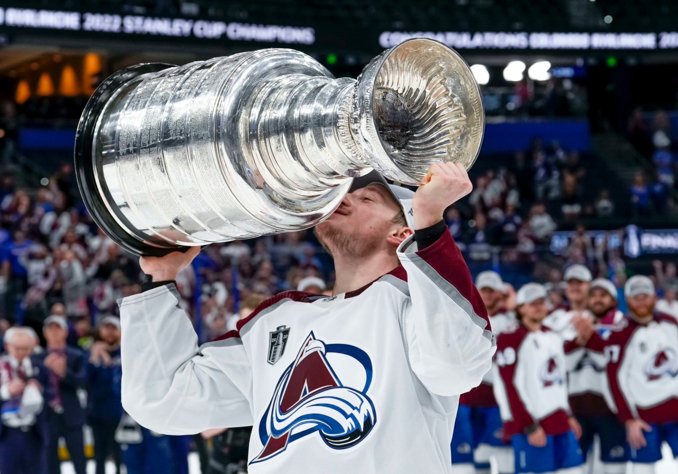 TAMPA, FL - JUNE 26: Conn Smythe winner Colorado Avalanche defenseman Cale Makar (8) hoisting the Stanley Cup during the NHL Hockey Stanley Cup Finals Game six between Tampa Bay Lightning and the Colorado Avalanche on June 26th, 2022 at Amalie Arena in Tampa Florida (Photo by Andrew Bershaw /Icon_Sportswire) TAMPA, FL - JUNE 26: Conn Smythe winner Colorado Avalanche defenseman Cale Makar (8) hoisting the Stanley Cup during the NHL Hockey Stanley Cup Finals Game six between Tampa Bay Lightning and the Colorado Avalanche on June 26th, 2022 at Amalie Arena in Tampa Florida (Photo by Andrew Bershaw /Icon_Sportswire)