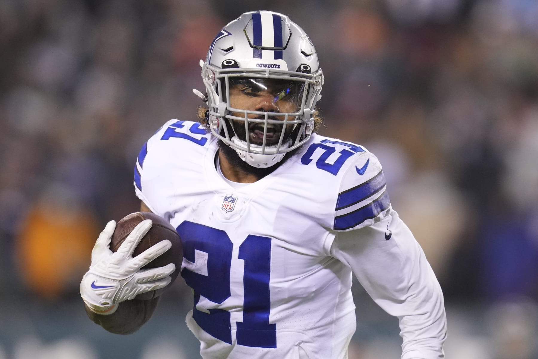 PHILADELPHIA, PA - JANUARY 08: Ezekiel Elliott #21 of the Dallas Cowboys runs the ball against the Philadelphia Eagles at Lincoln Financial Field on January 8, 2022 in Philadelphia, Pennsylvania. (Photo by Mitchell Leff/Getty Images)