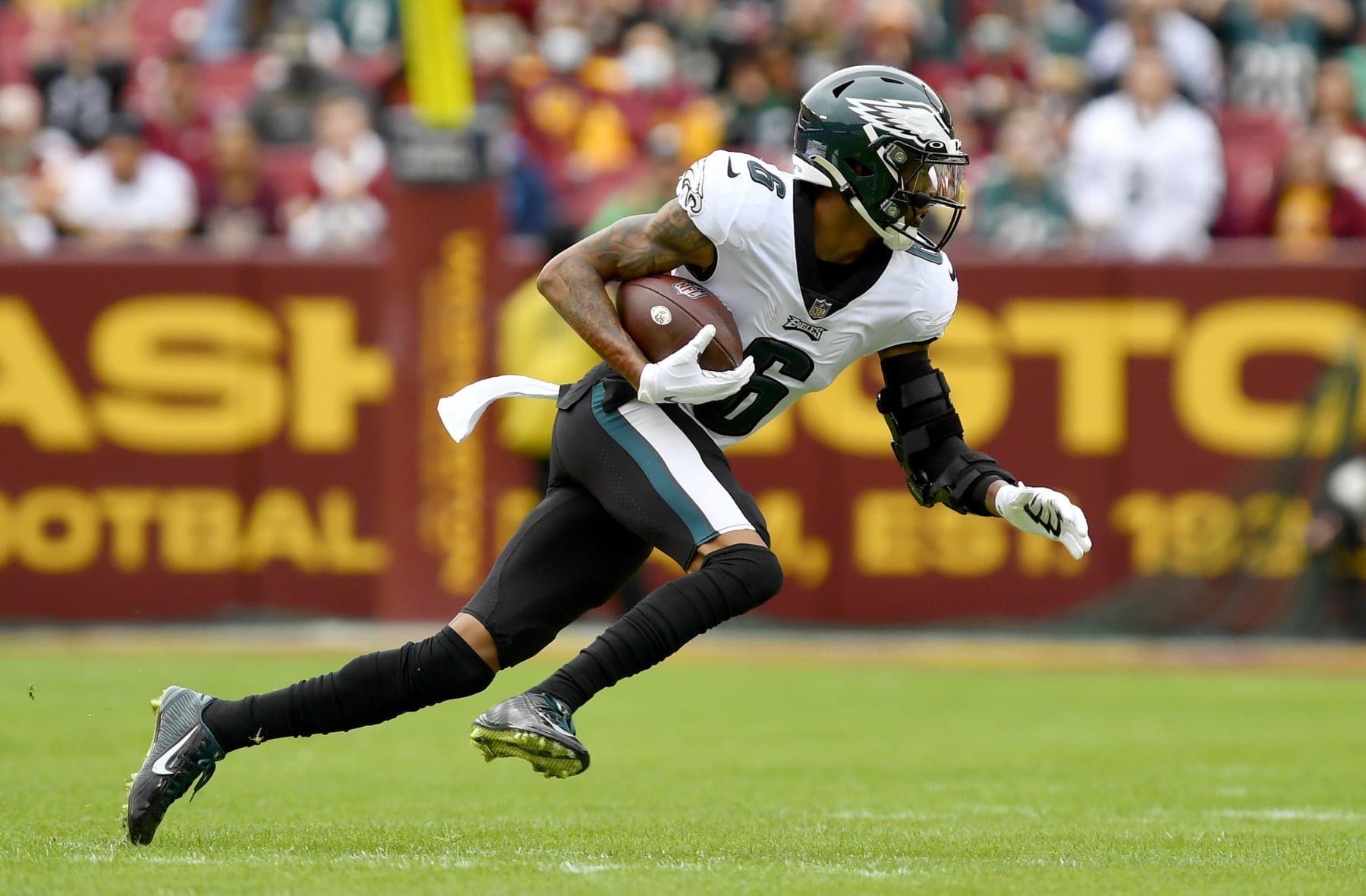 LANDOVER, MD - JANUARY 02: Eagles wide receiver/punt returner DeVonta Smith (6) runs after a catch during the Philadelphia Eagles versus Washington Football Team National Football League game at FedEx Field on January 2, 2022 in Landover, MD. (Photo by Randy Litzinger/Icon Sportswire via Getty Images)