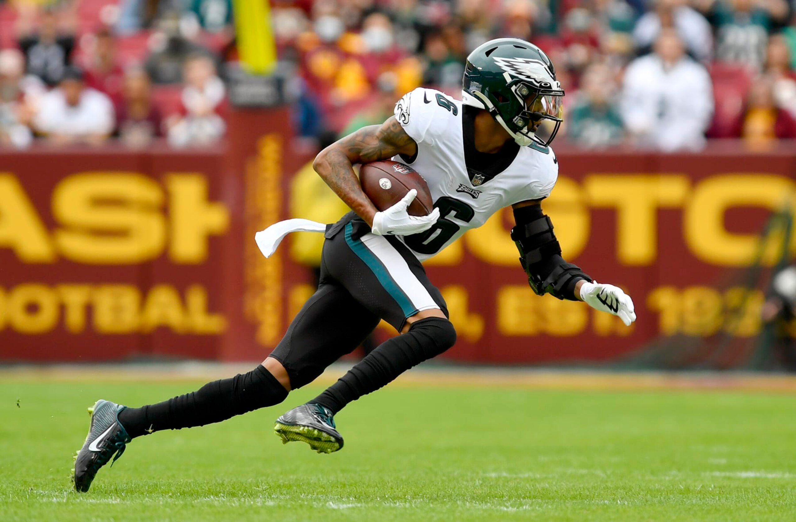 LANDOVER, MD - JANUARY 02: Eagles wide receiver/punt returner DeVonta Smith (6) runs after a catch during the Philadelphia Eagles versus Washington Football Team National Football League game at FedEx Field on January 2, 2022 in Landover, MD. (Photo by Randy Litzinger/Icon Sportswire via Getty Images) LANDOVER, MD - JANUARY 02: Eagles wide receiver/punt returner DeVonta Smith (6) runs after a catch during the Philadelphia Eagles versus Washington Football Team National Football League game at FedEx Field on January 2, 2022 in Landover, MD. (Photo by Randy Litzinger/Icon Sportswire via Getty Images)