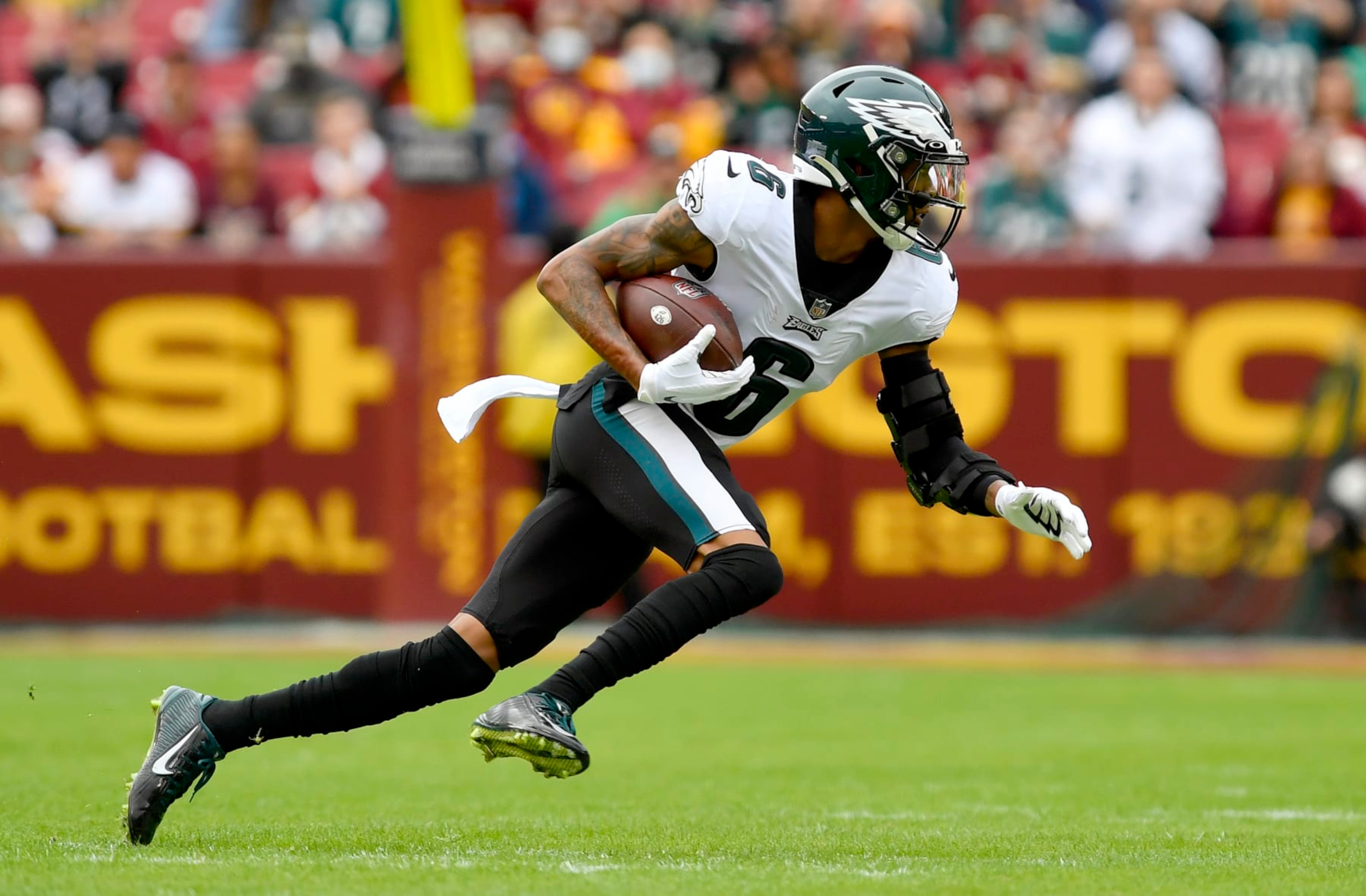 LANDOVER, MD - JANUARY 02: Eagles wide receiver/punt returner DeVonta Smith (6) runs after a catch during the Philadelphia Eagles versus Washington Football Team National Football League game at FedEx Field on January 2, 2022 in Landover, MD. (Photo by Randy Litzinger/Icon Sportswire via Getty Images)