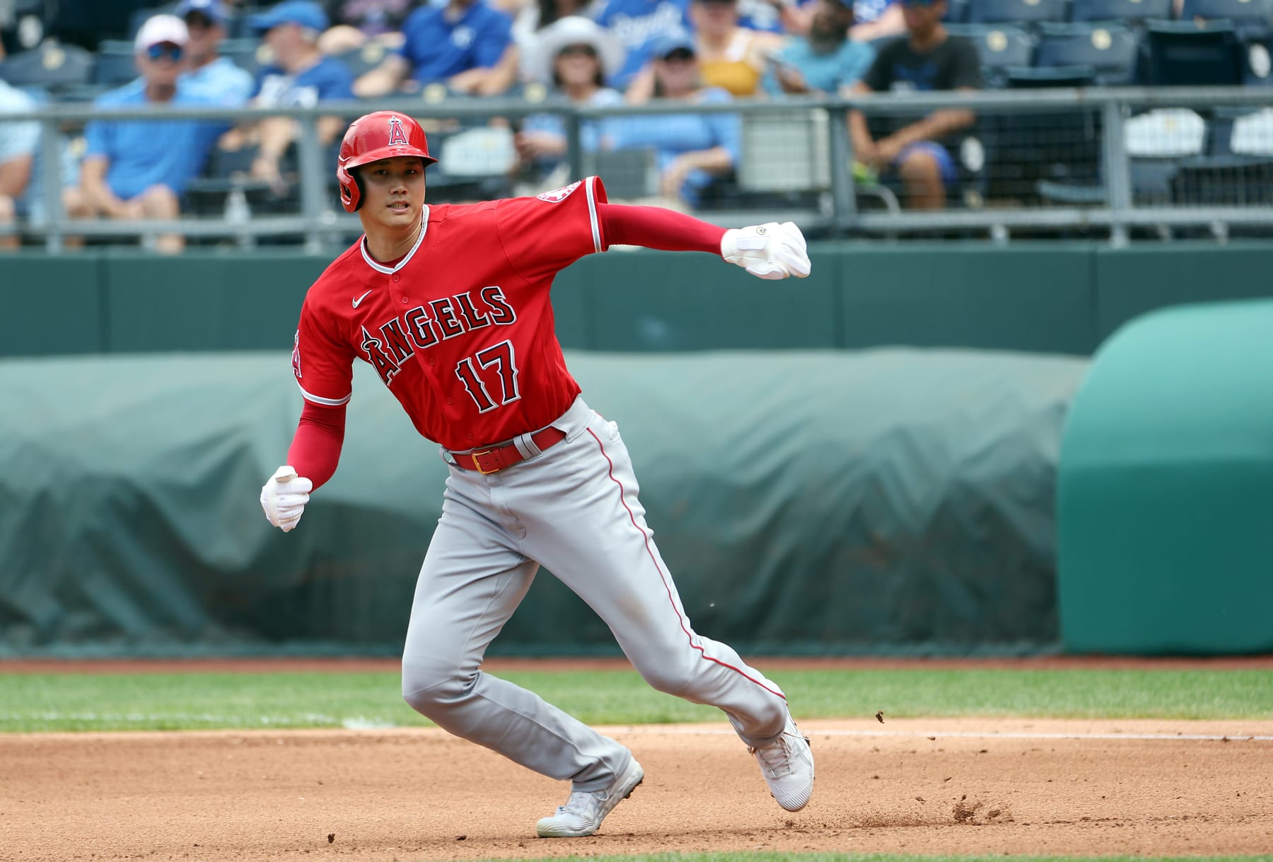 KANSAS CITY, MISSOURI - JULY 27:  Shohei Ohtani #17 of Japan of the Los Angeles Angels breaks for second during the 3rd inning of the game against the Kansas City Royals at Kauffman Stadium on July 27, 2022 in Kansas City, Missouri. (Photo by Jamie Squire/Getty Images)
