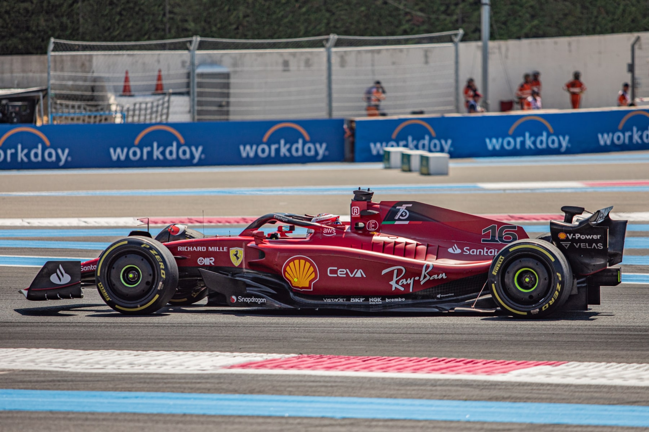 Le pilote Charles Leclerc (Ferrari) lors du Grand Prix de France sur le circuit Paul Ricard le 24 juillet 2022 au Castellet. (Photo by Victor LOCHON/Gamma-Rapho via Getty Images) Le pilote Charles Leclerc (Ferrari) lors du Grand Prix de France sur le circuit Paul Ricard le 24 juillet 2022 au Castellet. (Photo by Victor LOCHON/Gamma-Rapho via Getty Images)