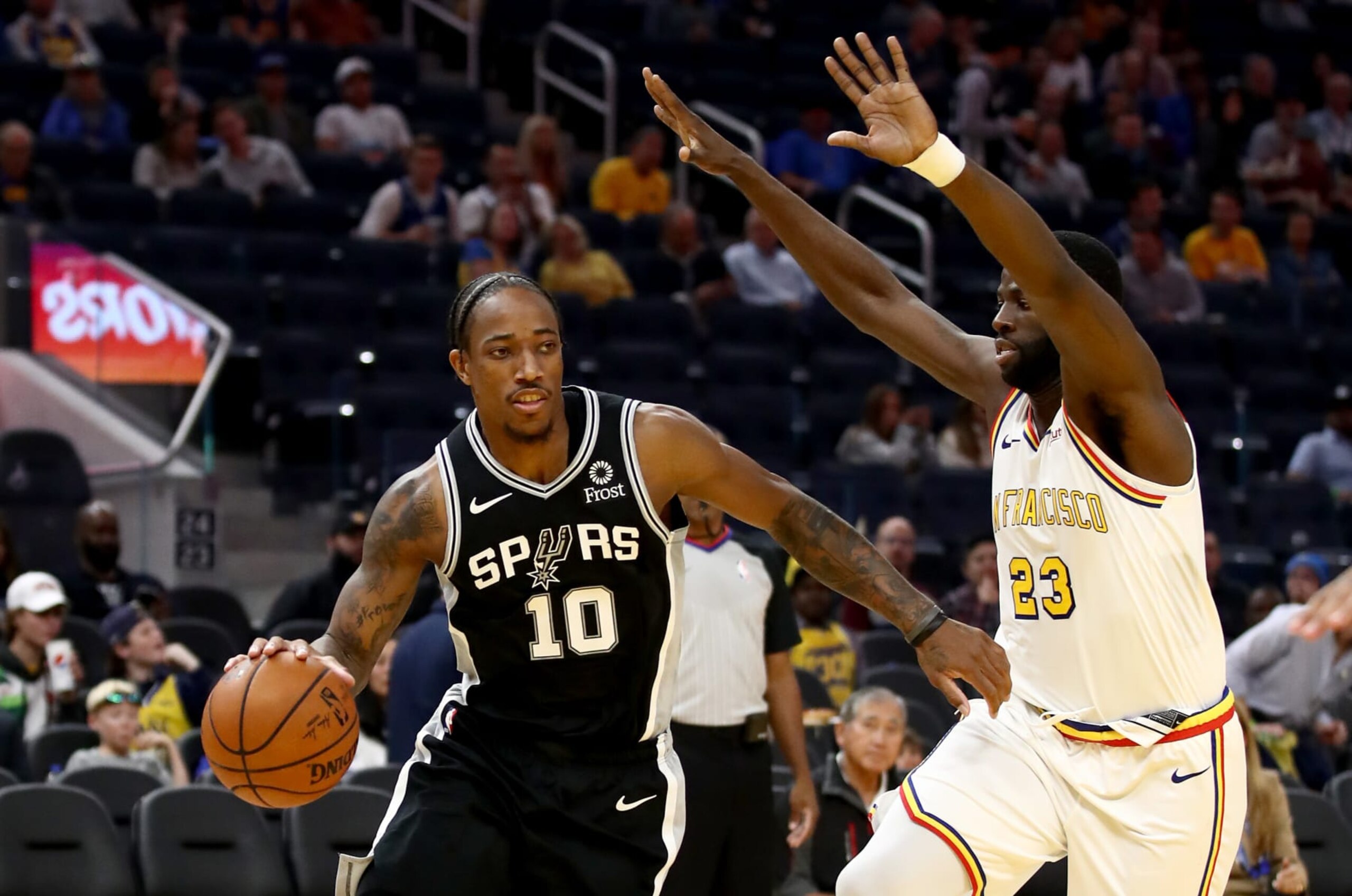 SAN FRANCISCO, CALIFORNIA - NOVEMBER 01:  DeMar DeRozan #10 of the San Antonio Spurs is guarded by Draymond Green #23 of the Golden State Warriors at Chase Center on November 01, 2019 in San Francisco, California.  NOTE TO USER: User expressly acknowledges and agrees that, by downloading and or using this photograph, User is consenting to the terms and conditions of the Getty Images License Agreement. (Photo by Ezra Shaw/Getty Images)