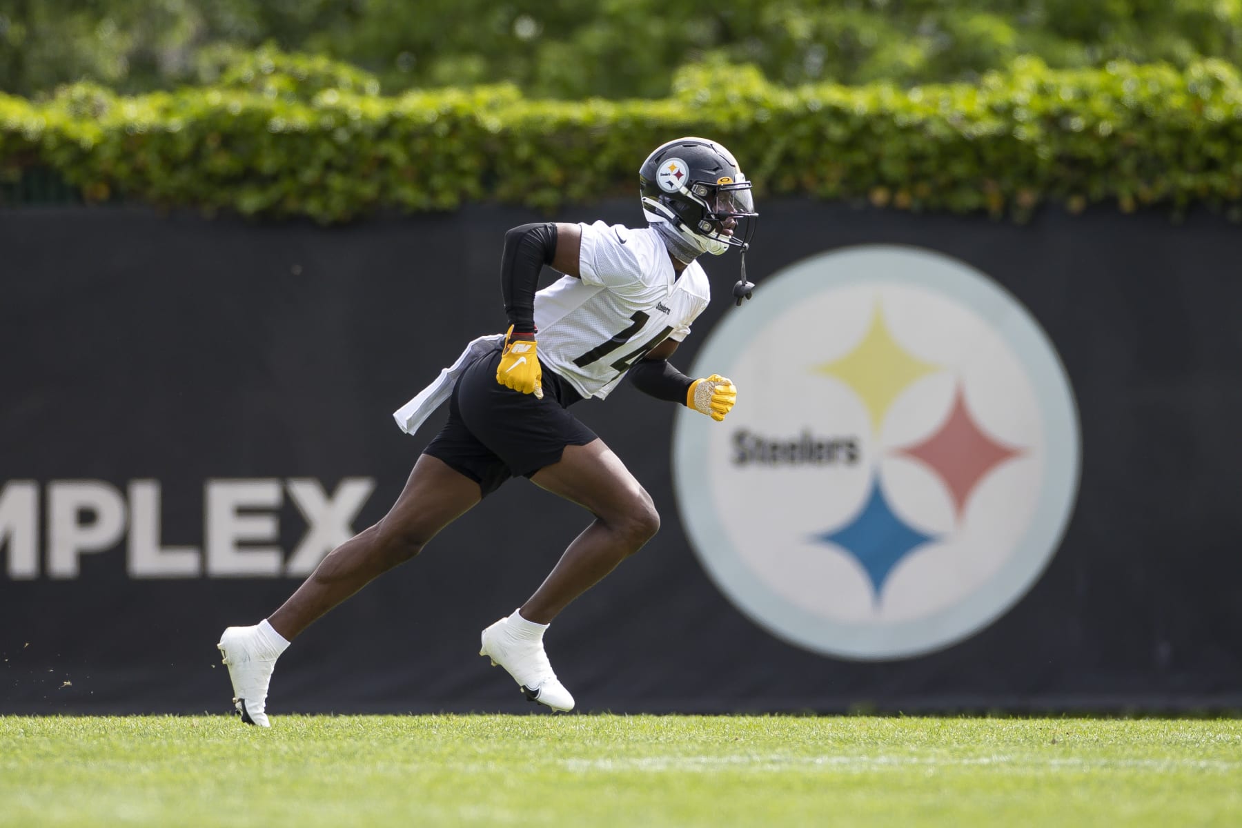 PITTSBURGH, PA - MAY 25: Pittsburgh Steelers wide receiver George Pickens (14) takes part in a drill during the team's OTA practice on May 25, 2022, at the Steelers Practice Facility in Pittsburgh, PA. (Photo by Brandon Sloter/Icon Sportswire via Getty Images) PITTSBURGH, PA - MAY 25: Pittsburgh Steelers wide receiver George Pickens (14) takes part in a drill during the team's OTA practice on May 25, 2022, at the Steelers Practice Facility in Pittsburgh, PA. (Photo by Brandon Sloter/Icon Sportswire via Getty Images)