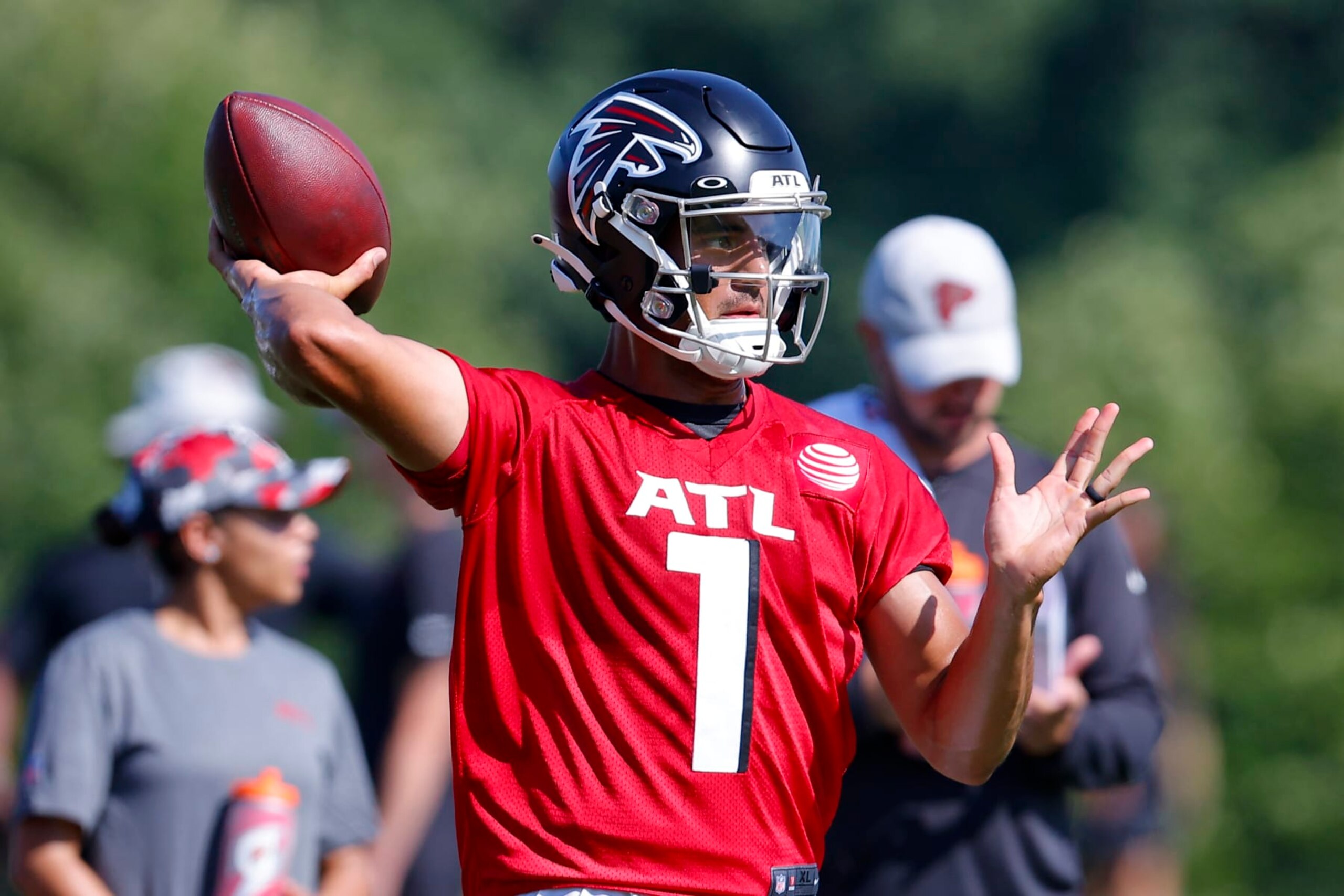 FLOWERY BRANCH, GA - JULY 28: Marcus Mariota #1 of Atlanta Falcons passes during a training camp practice on July 28, 2022 at IBM Performance Field in Flowery Branch, Georgia. (Photo by Todd Kirkland/Getty Images)