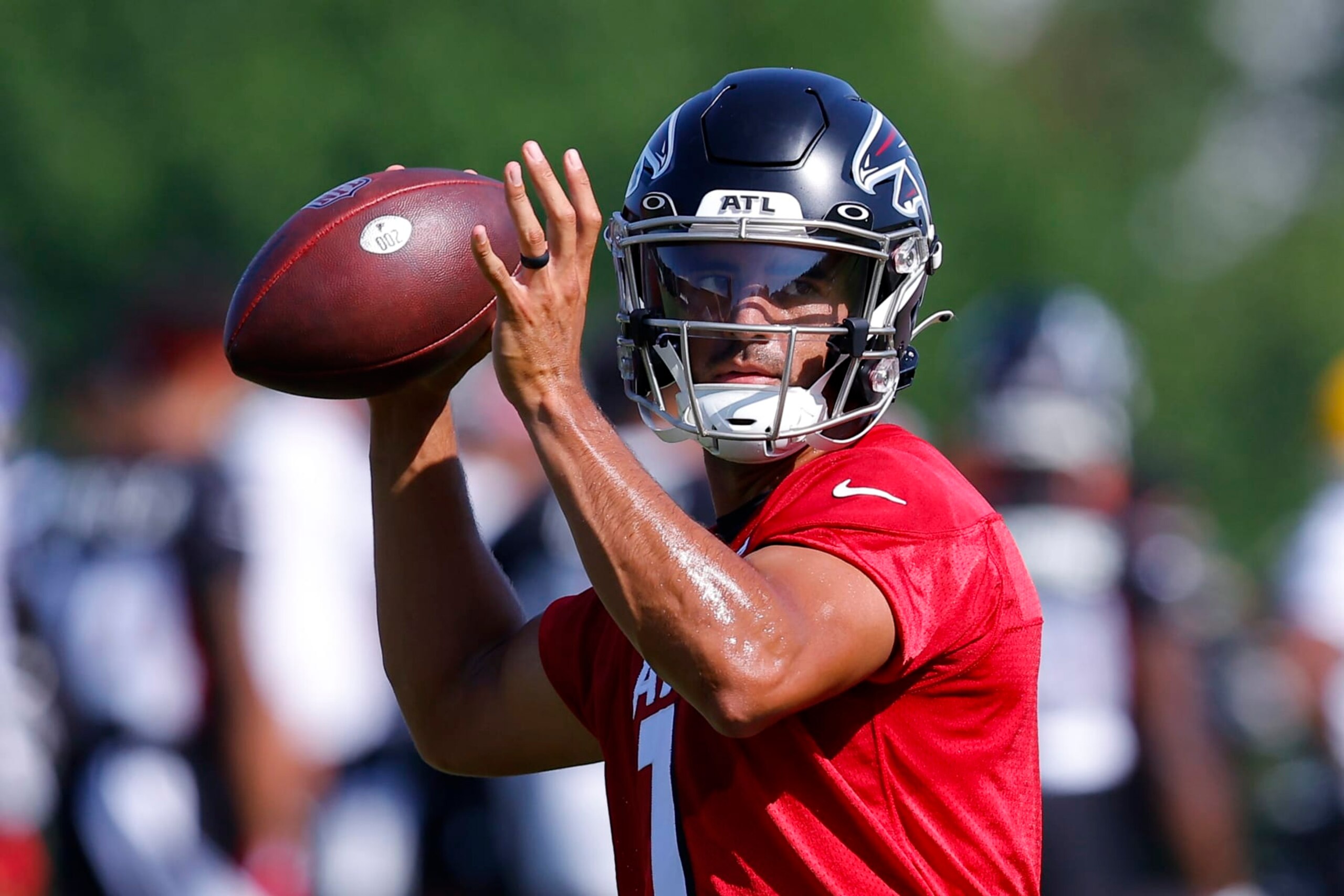 FLOWERY BRANCH, GA - JULY 28: Marcus Mariota #1 of Atlanta Falcons passes during a training camp practice on July 28, 2022 at IBM Performance Field in Flowery Branch, Georgia. (Photo by Todd Kirkland/Getty Images)