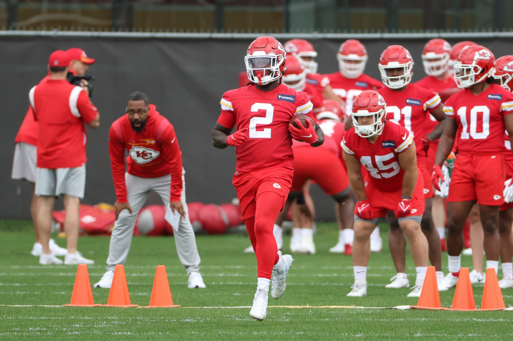 KANSAS CITY, MO - MAY 26: Kansas City Chiefs running back Ronald Jones (2) during OTA offseason workouts on May 26, 2022 at the Chiefs Training Facility in Kansas City, MO. (Photo by Scott Winters/Icon Sportswire via Getty Images)
