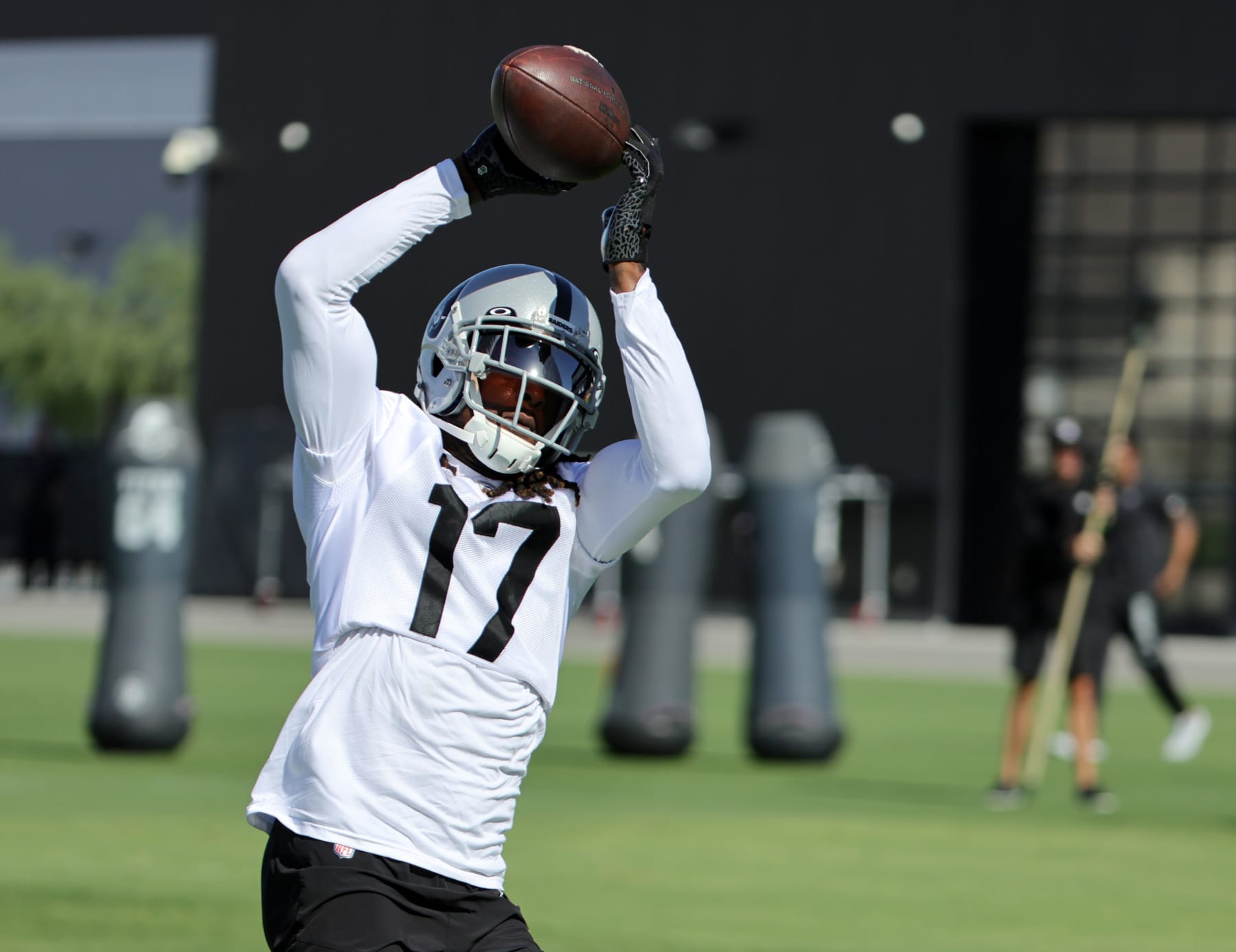 HENDERSON, NEVADA - JULY 24: Wide receiver Davante Adams #17 of the Las Vegas Raiders catches a pass as he practices during training camp at the Las Vegas Raiders Headquarters/Intermountain Healthcare Performance Center on July 24, 2022 in Henderson, Nevada. (Photo by Ethan Miller/Getty Images)