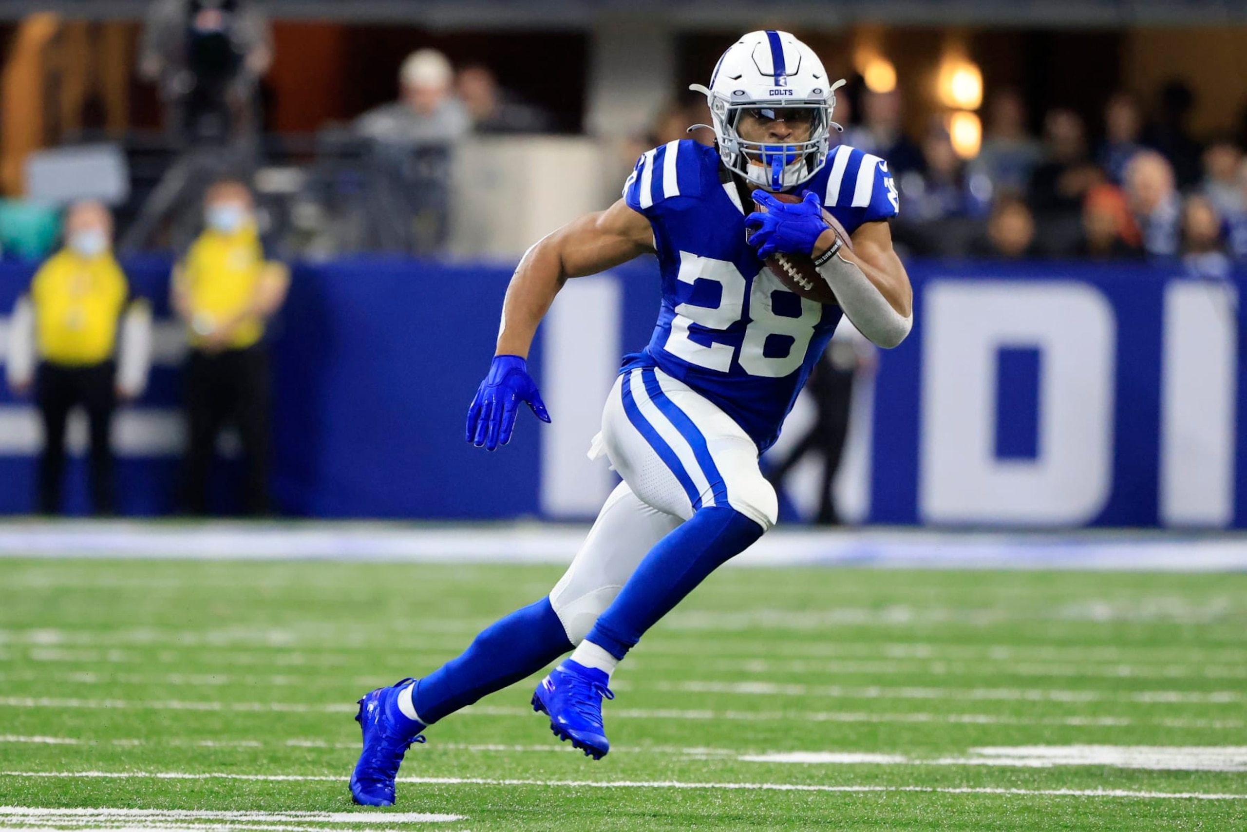 INDIANAPOLIS, INDIANA - JANUARY 02: Jonathan Taylor #28 of the Indianapolis Colts runs the ball in the game against the Las Vegas Raiders at Lucas Oil Stadium on January 02, 2022 in Indianapolis, Indiana. (Photo by Justin Casterline/Getty Images)