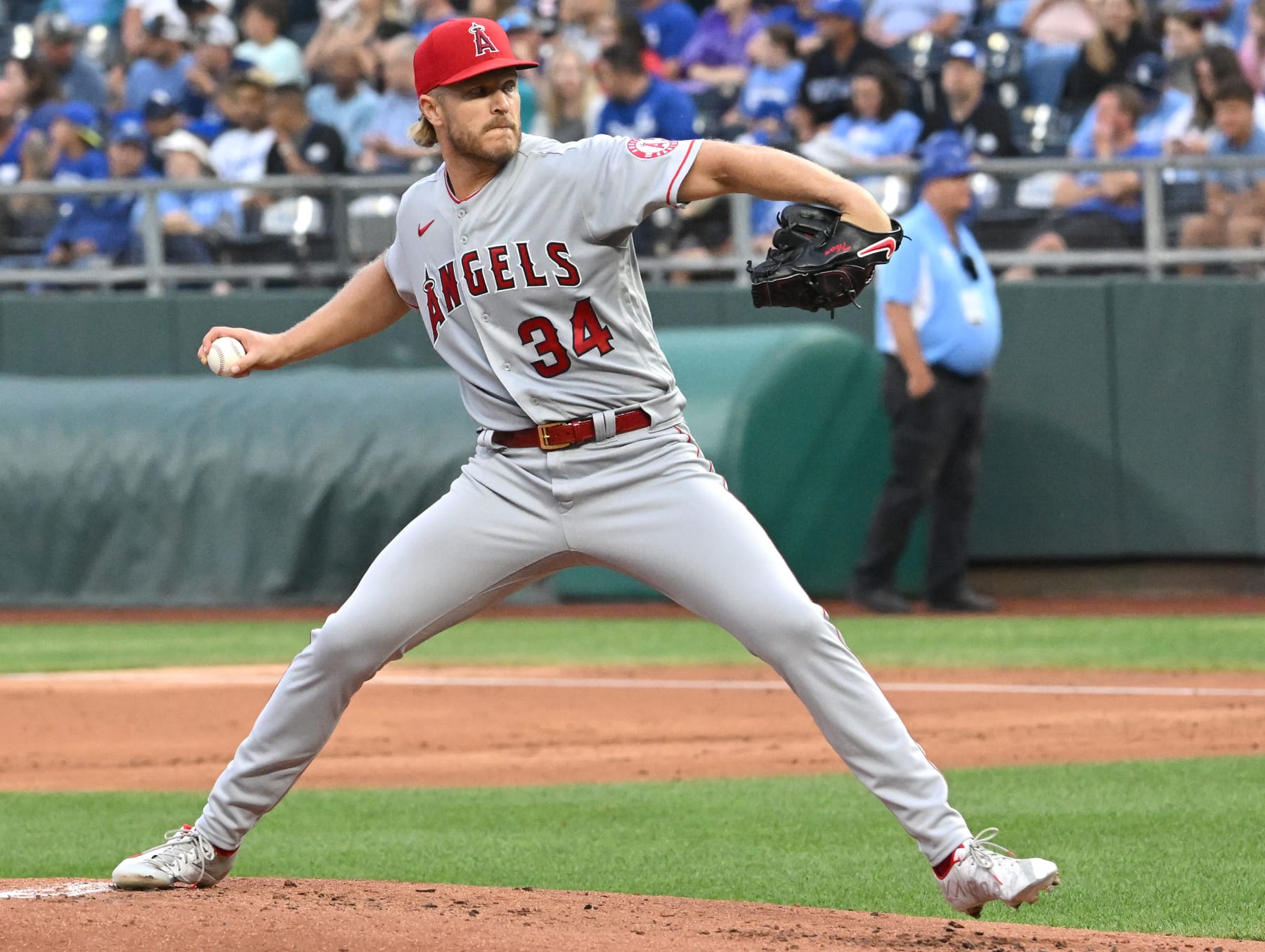 KANSAS CITY, MO - JULY  25: Los Angeles Angels starting pitcher Noah Syndergaard (34)  pitches in the first inning during a MLB game between the Los Angeles Angels and the Kansas City Royals on July 25, 2022, at Kauffman Stadium, Kansas City, MO. Photo by Keith Gillett/Icon Sportswire via Getty Images),