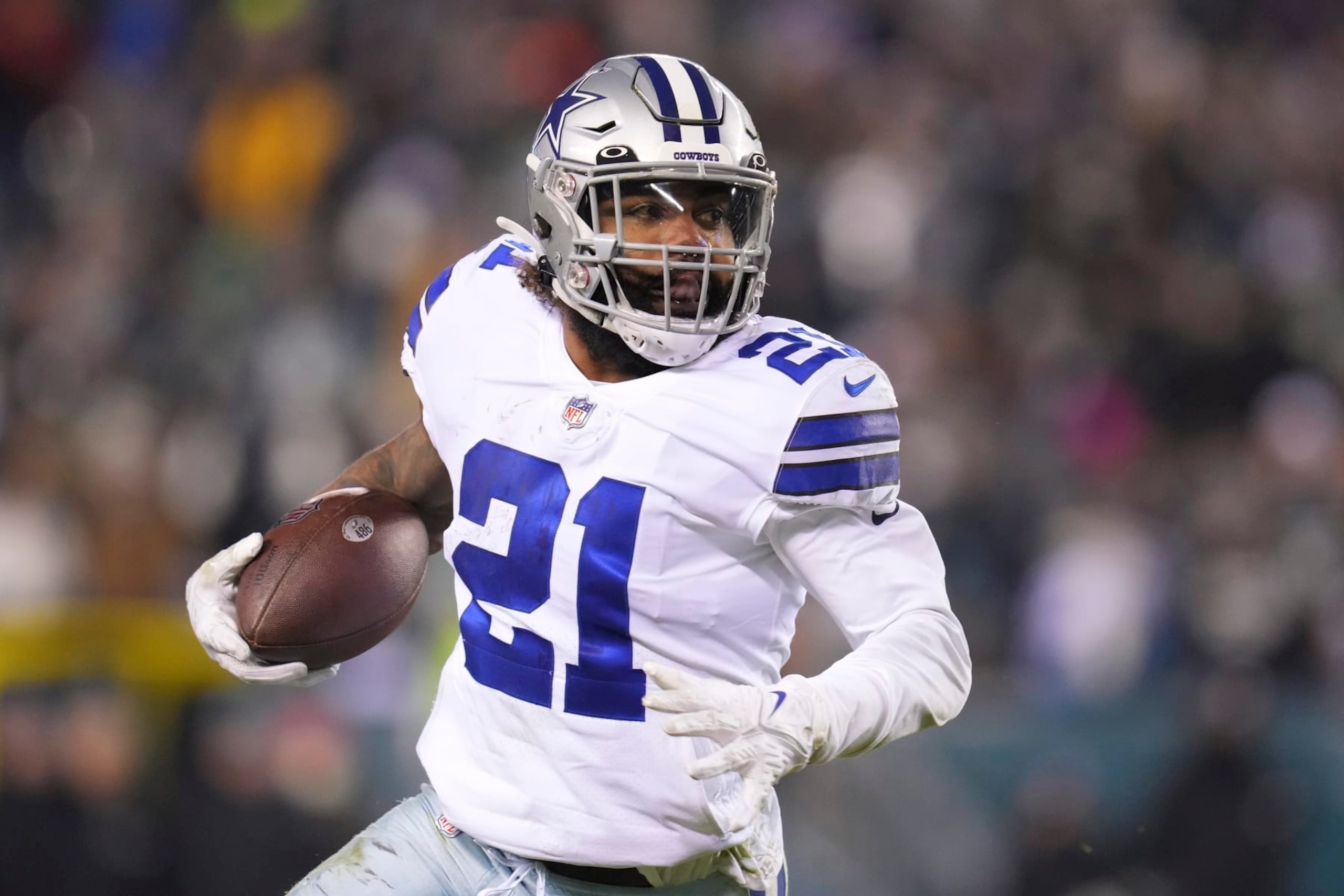 PHILADELPHIA, PA - JANUARY 08: Ezekiel Elliott #21 of the Dallas Cowboys runs the ball against the Philadelphia Eagles at Lincoln Financial Field on January 8, 2022 in Philadelphia, Pennsylvania. (Photo by Mitchell Leff/Getty Images)