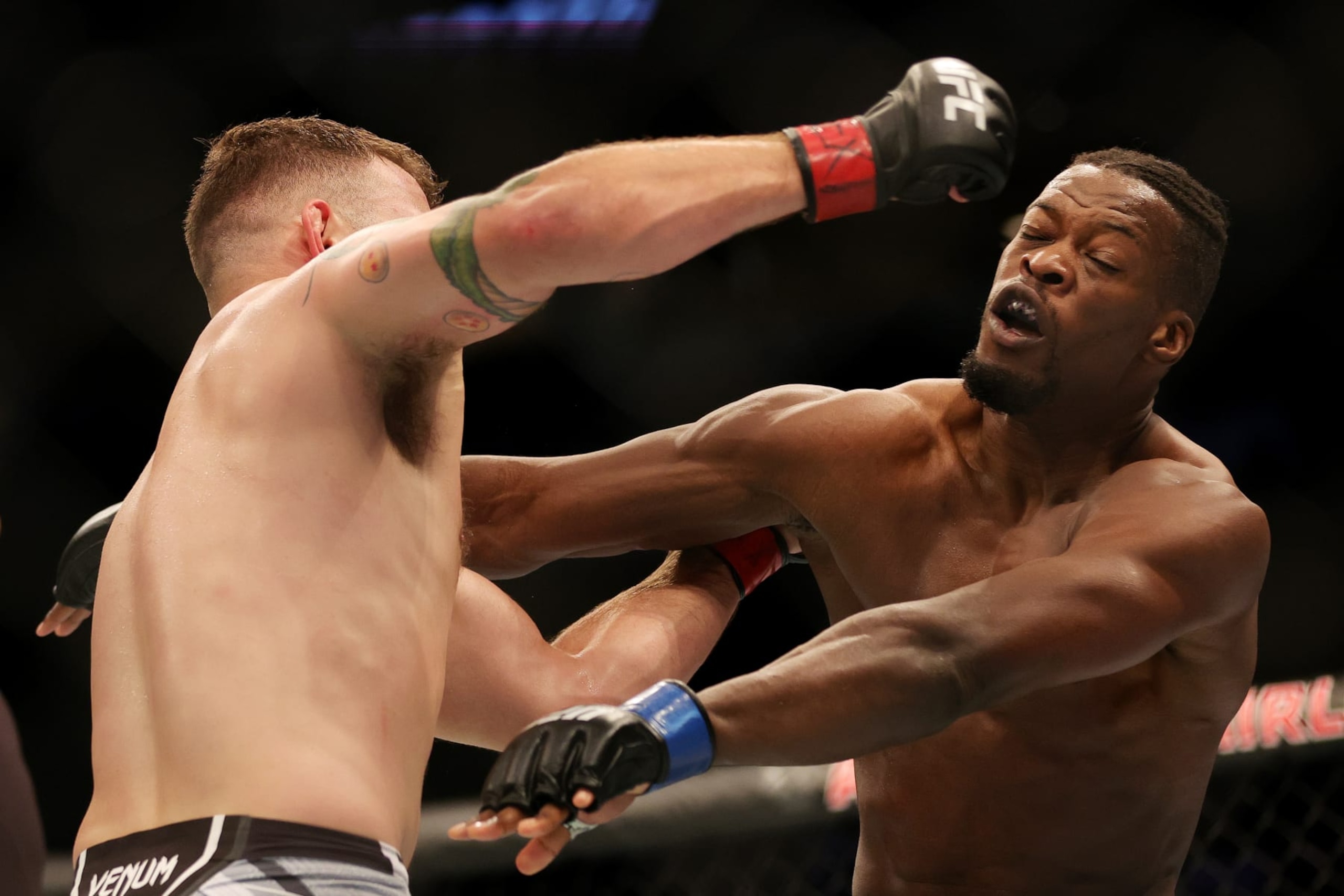 DALLAS, TEXAS - JULY 30: Orion Cosce (L) punches Blood Diamond of Zimbabwe in their welterweight bout during UFC 277 at American Airlines Center on July 30, 2022 in Dallas, Texas. (Photo by Carmen Mandato/Getty Images)