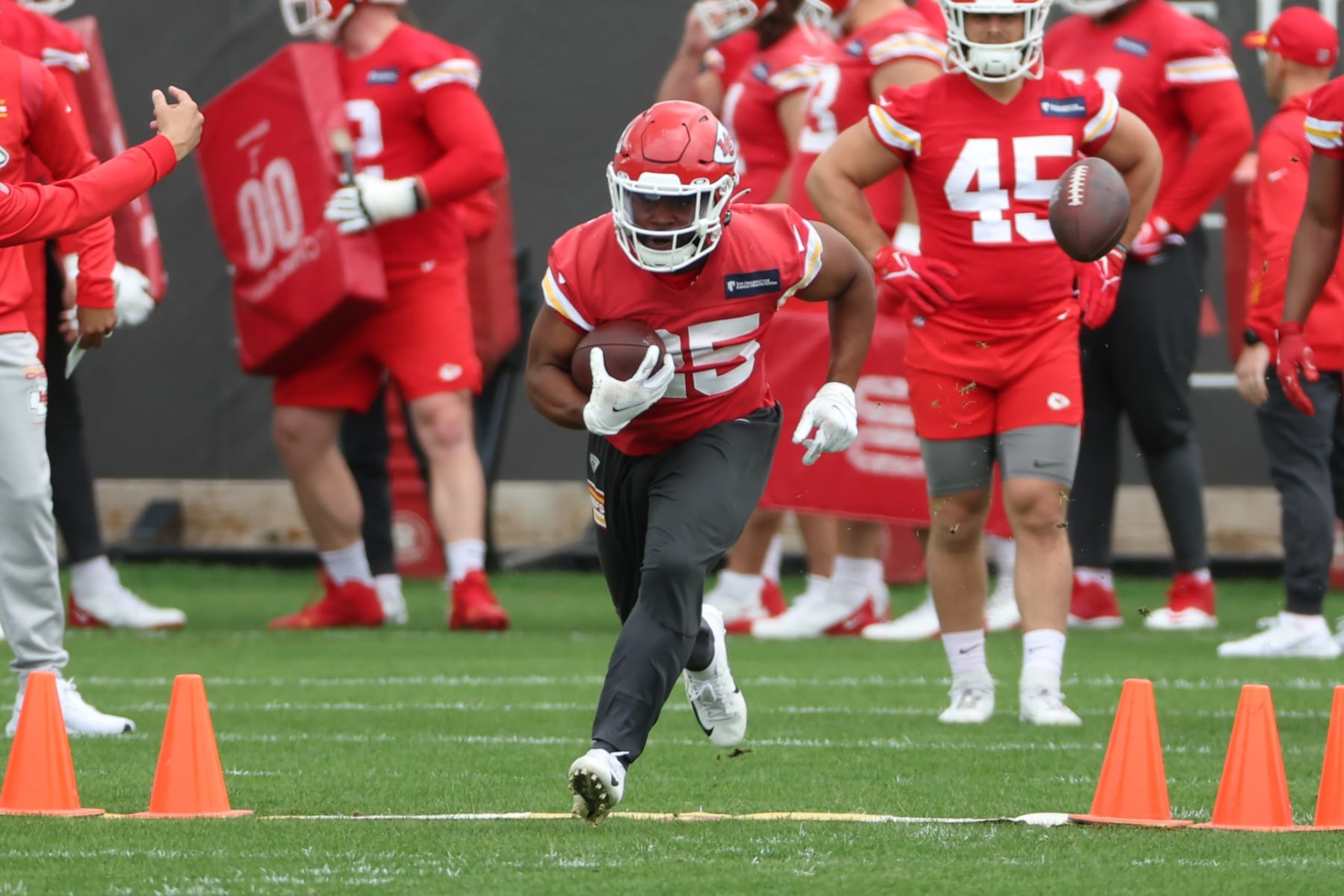 KANSAS CITY, MO - MAY 26: Kansas City Chiefs running back Clyde Edwards-Helaire (25) during OTA offseason workouts on May 26, 2022 at the Chiefs Training Facility in Kansas City, MO. (Photo by Scott Winters/Icon Sportswire via Getty Images) KANSAS CITY, MO - MAY 26: Kansas City Chiefs running back Clyde Edwards-Helaire (25) during OTA offseason workouts on May 26, 2022 at the Chiefs Training Facility in Kansas City, MO. (Photo by Scott Winters/Icon Sportswire via Getty Images)