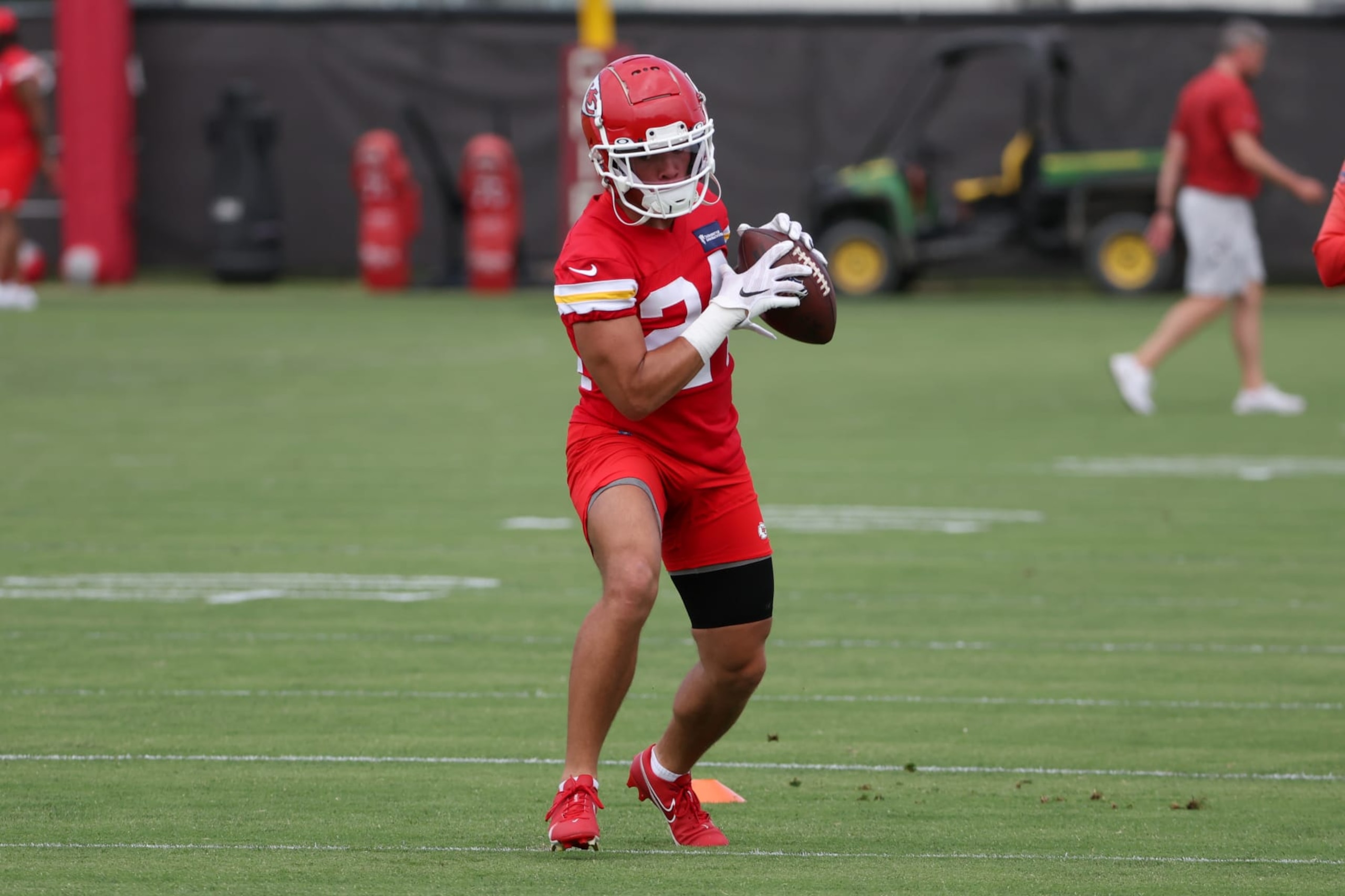 KANSAS CITY, MO - JUNE 15: Kansas City Chiefs wide receiver Skyy Moore (24) catches a pass during minicamp on June 15, 2022 at the Chiefs Training Facility in Kansas City, MO. (Photo by Scott Winters/Icon Sportswire via Getty Images) KANSAS CITY, MO - JUNE 15: Kansas City Chiefs wide receiver Skyy Moore (24) catches a pass during minicamp on June 15, 2022 at the Chiefs Training Facility in Kansas City, MO. (Photo by Scott Winters/Icon Sportswire via Getty Images)