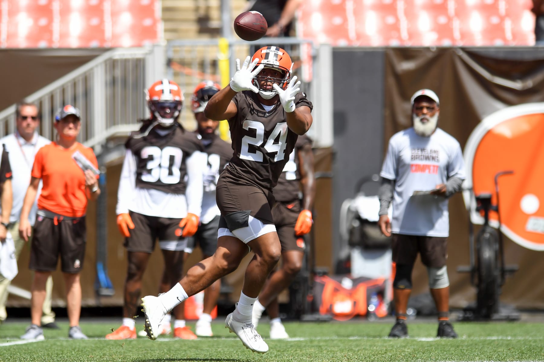 CLEVELAND, OH - JUNE 16: Nick Chubb #24 of the Cleveland Browns catches a pass during the Cleveland Browns mandatory minicamp at FirstEnergy Stadium on June 16, 2022 in Cleveland, Ohio. (Photo by Nick Cammett/Getty Images)