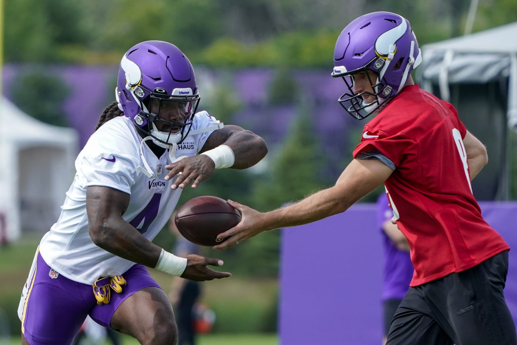 EAGAN, MN - JULY 27: Minnesota Vikings quarterback Kirk Cousins (8) hands the ball off to Minnesota Vikings running back Dalvin Cook (4) during the first day of Minnesota Vikings Training Camp at TCO Performance Center on July 27, 2022 in Eagan, Minnesota.(Photo by Nick Wosika/Icon Sportswire via Getty Images)