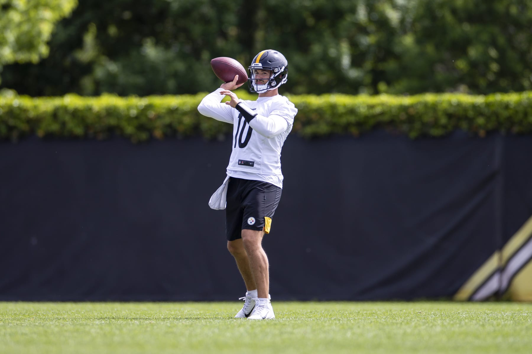 PITTSBURGH, PA - MAY 25: Pittsburgh Steelers quarterback Mitchell Trubisky (10) throws the ball during the team's OTA practice on May 25, 2022, at the Steelers Practice Facility in Pittsburgh, PA. (Photo by Brandon Sloter/Icon Sportswire via Getty Images)