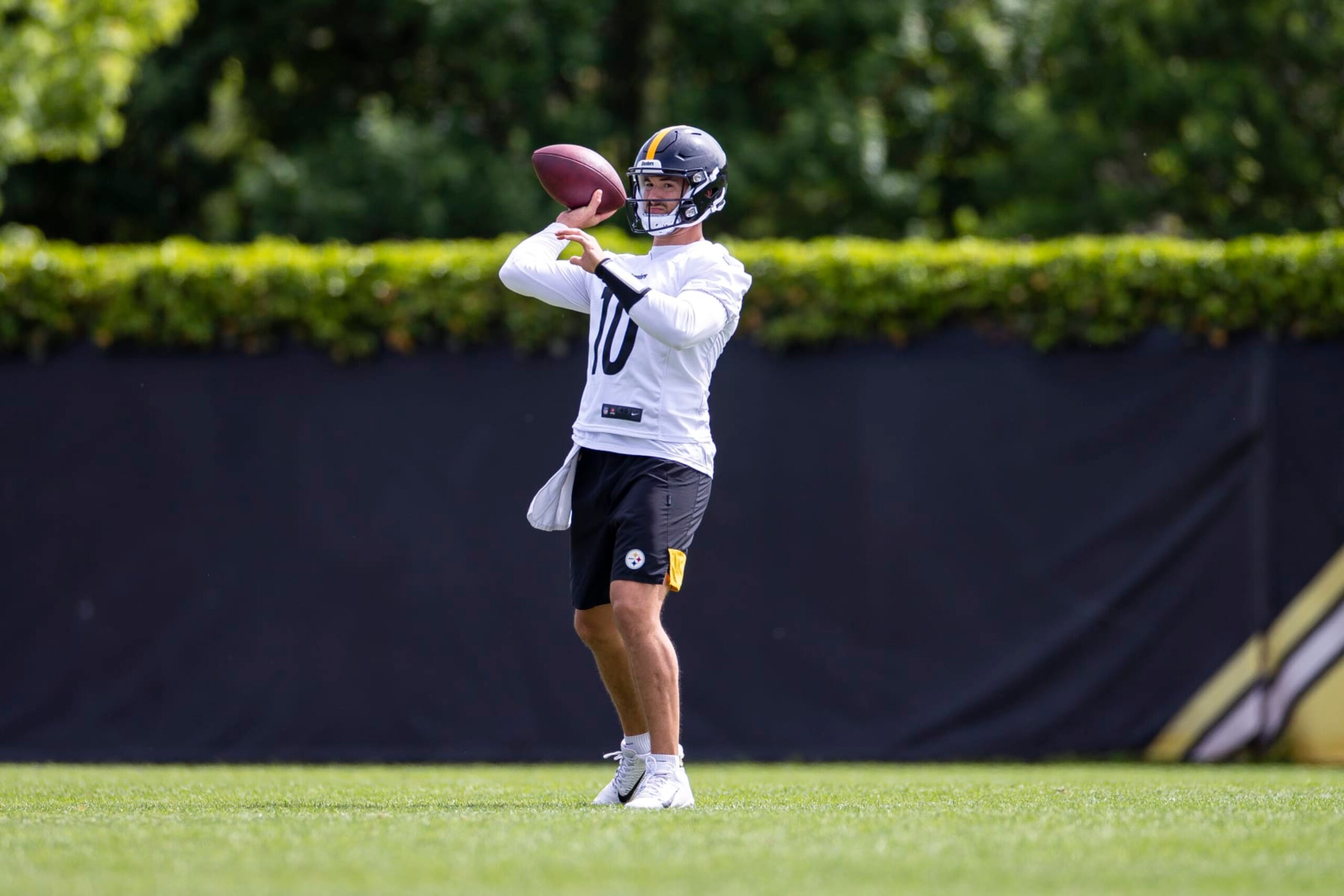 PITTSBURGH, PA - MAY 25: Pittsburgh Steelers quarterback Mitchell Trubisky (10) throws the ball during the team's OTA practice on May 25, 2022, at the Steelers Practice Facility in Pittsburgh, PA. (Photo by Brandon Sloter/Icon Sportswire via Getty Images)