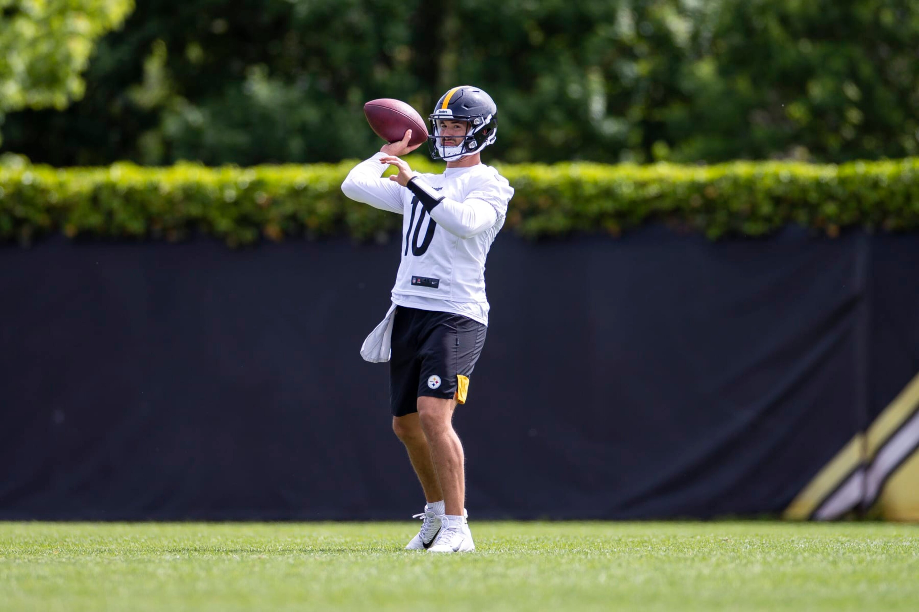 PITTSBURGH, PA - MAY 25: Pittsburgh Steelers quarterback Mitchell Trubisky (10) throws the ball during the team's OTA practice on May 25, 2022, at the Steelers Practice Facility in Pittsburgh, PA. (Photo by Brandon Sloter/Icon Sportswire via Getty Images) PITTSBURGH, PA - MAY 25: Pittsburgh Steelers quarterback Mitchell Trubisky (10) throws the ball during the team's OTA practice on May 25, 2022, at the Steelers Practice Facility in Pittsburgh, PA. (Photo by Brandon Sloter/Icon Sportswire via Getty Images)