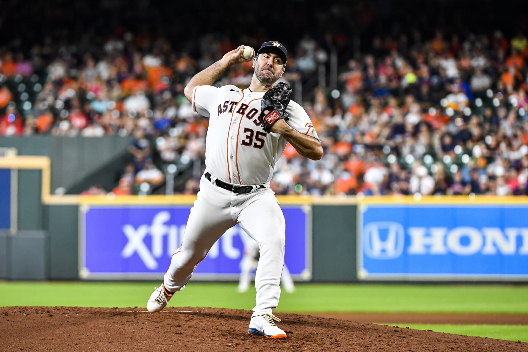 HOUSTON, TEXAS - JULY 07: Justin Verlander #35 of the Houston Astros pitches against the Kansas City Royals at Minute Maid Park on July 07, 2022 in Houston, Texas. (Photo by Logan Riely/Getty Images)