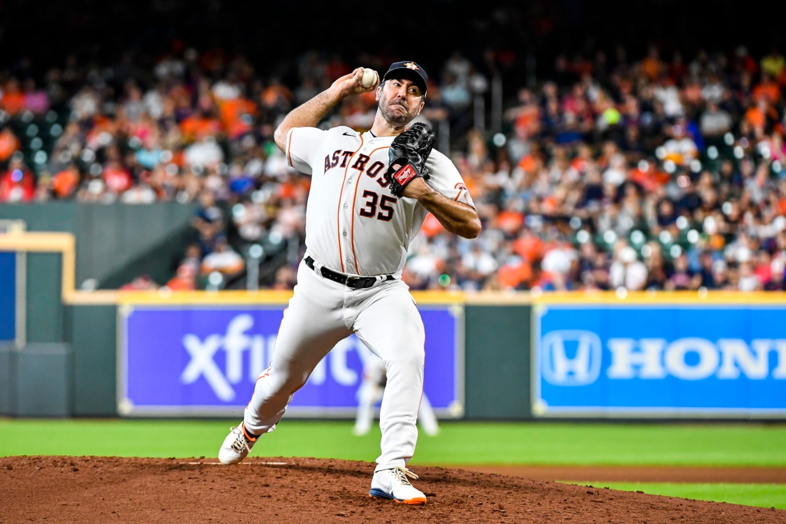 HOUSTON, TEXAS - JULY 07: Justin Verlander #35 of the Houston Astros pitches against the Kansas City Royals at Minute Maid Park on July 07, 2022 in Houston, Texas. (Photo by Logan Riely/Getty Images) HOUSTON, TEXAS - JULY 07: Justin Verlander #35 of the Houston Astros pitches against the Kansas City Royals at Minute Maid Park on July 07, 2022 in Houston, Texas. (Photo by Logan Riely/Getty Images)